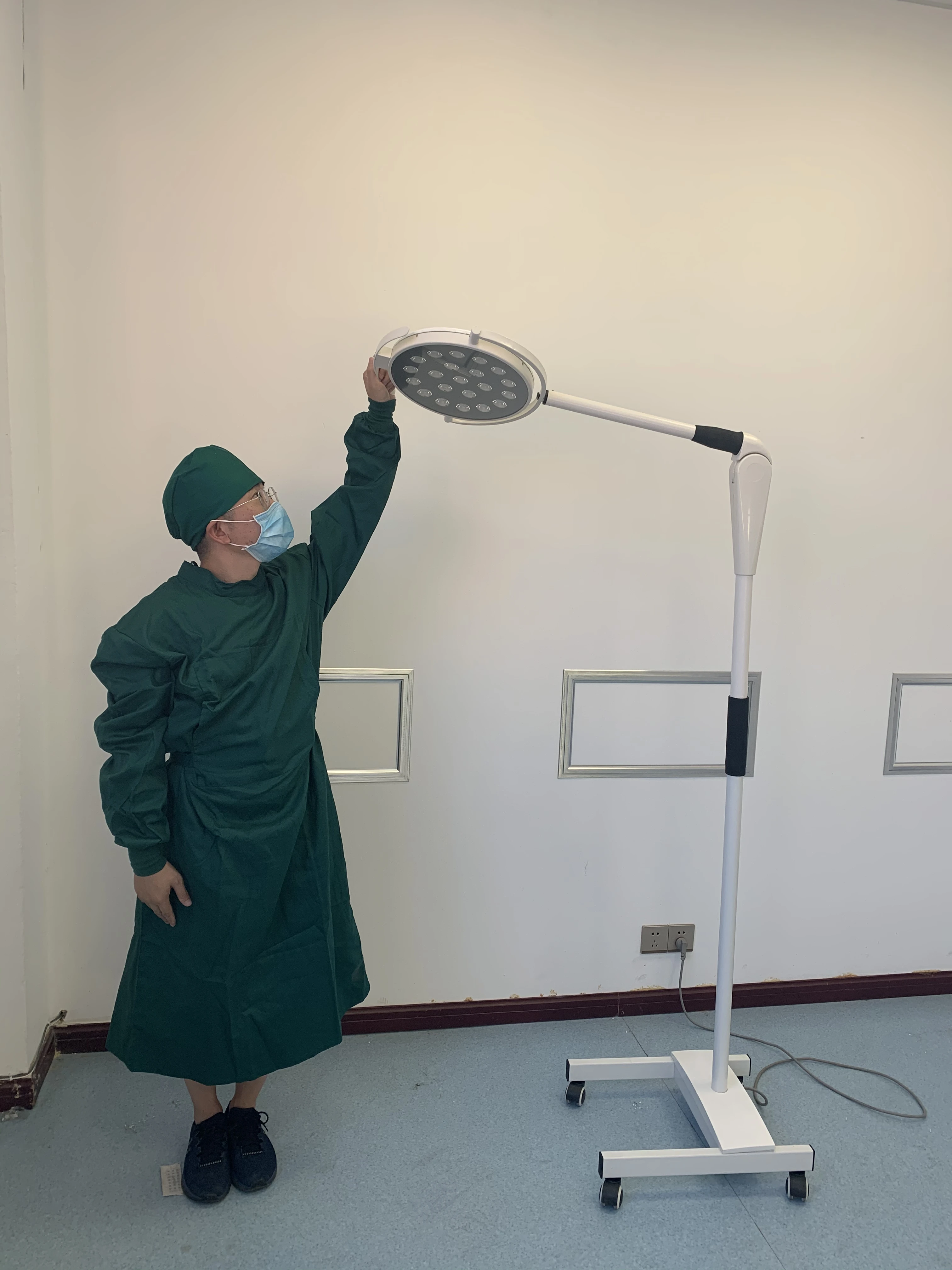 CHINCAN WYLEDL320 Remote Control Deep Cavity Hight Intensity LED Medical Examination Light Floor Standing