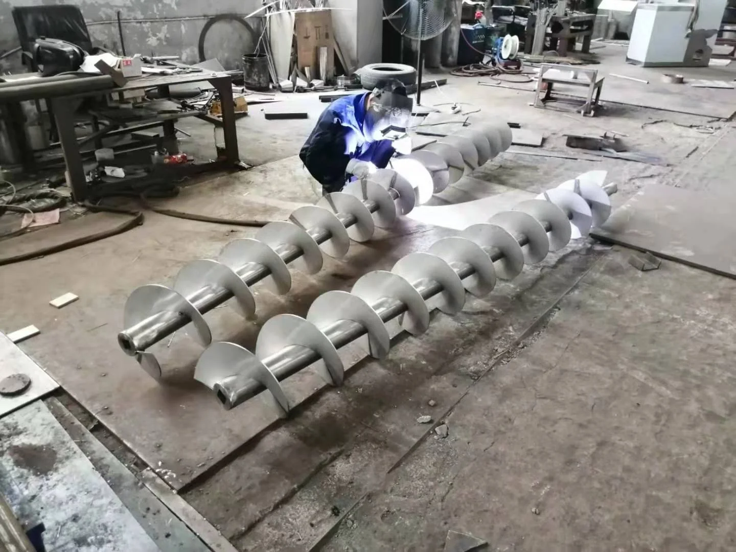 Extruder Inclined Screw Feeder Conveyor For Powder Packaging With Square Hopper