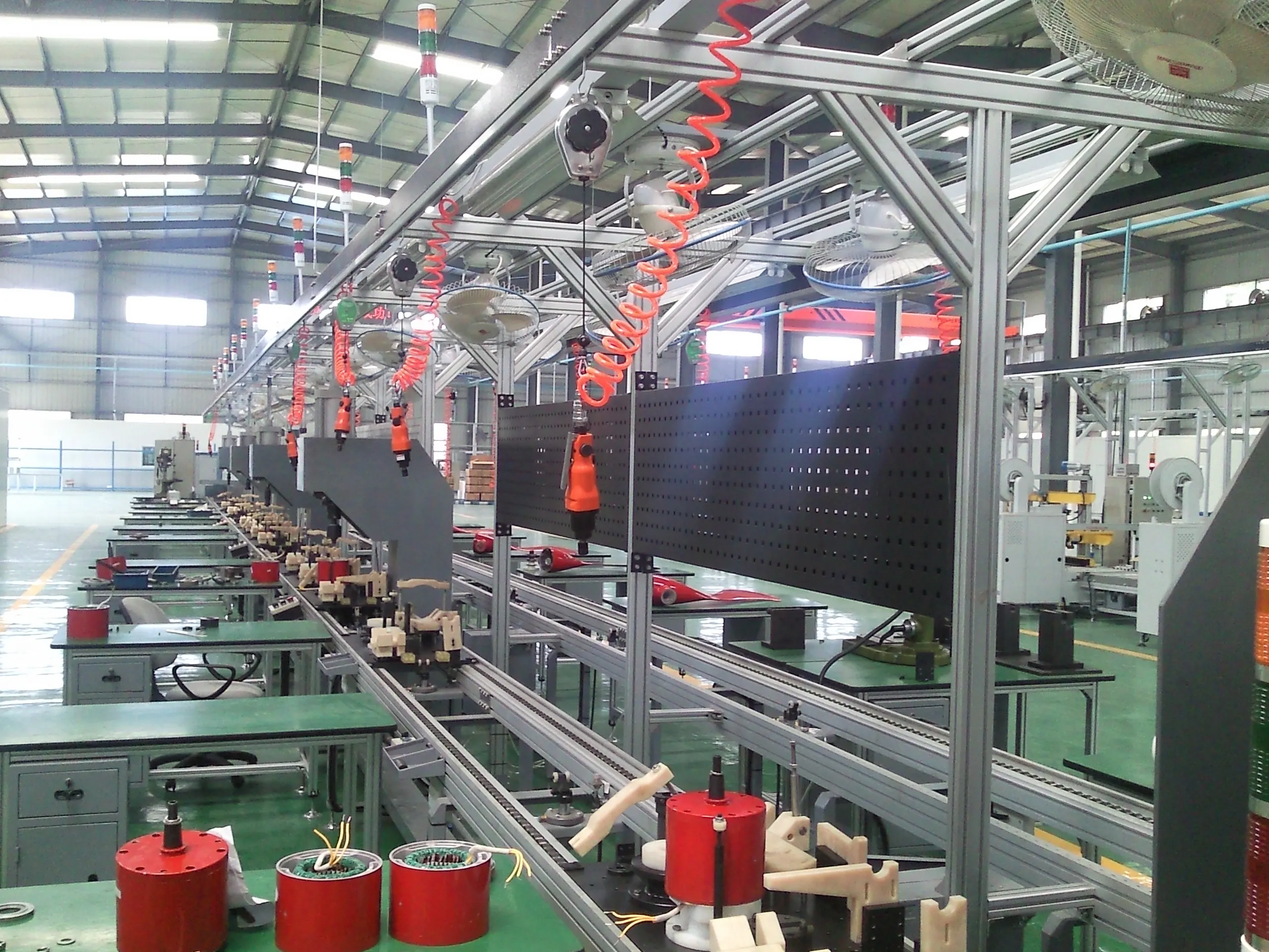 Pallet vertical lifting conveyor C Z L type reciprocating vertical hoist pallets up  down in factory warehouse  crossing floors