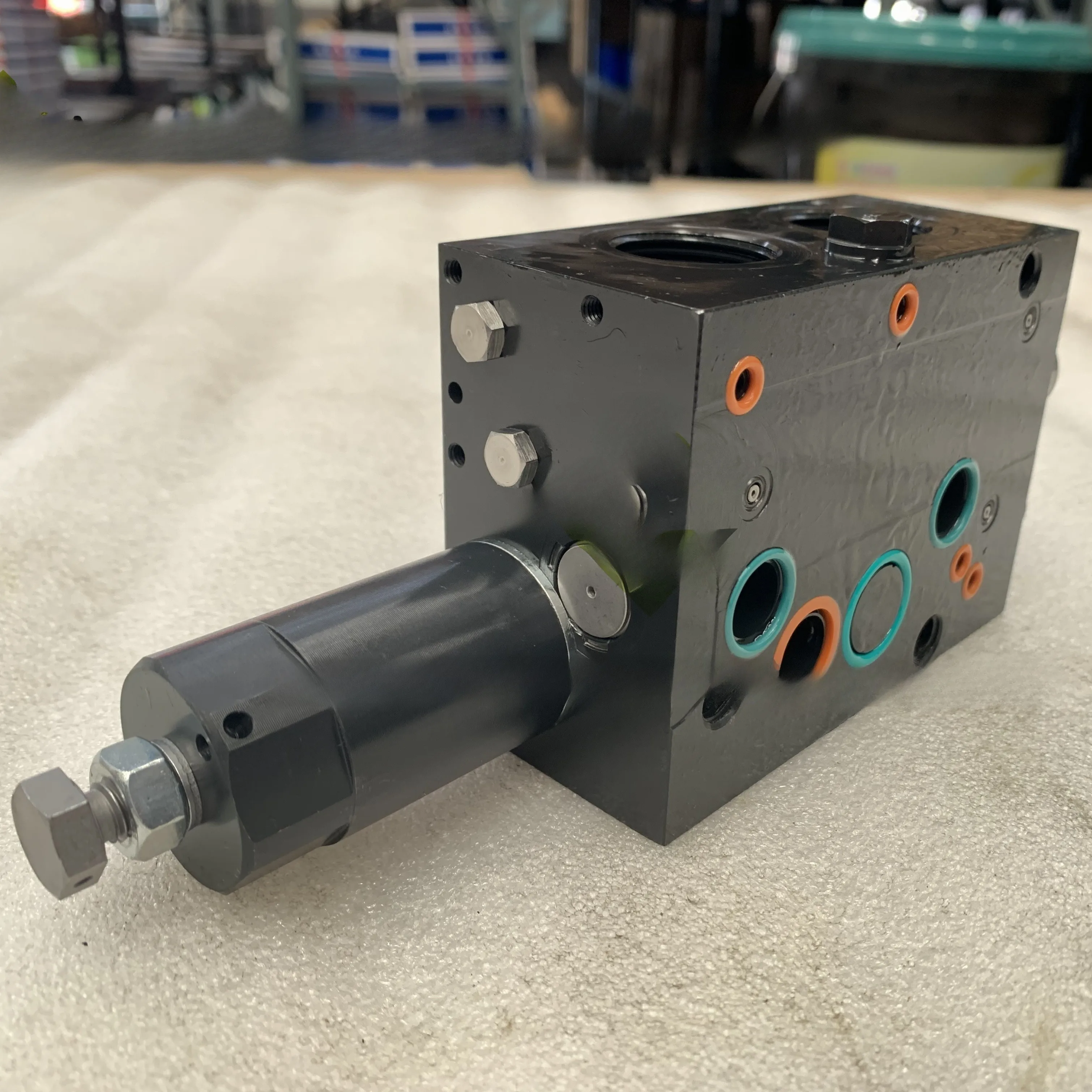 Электромагнитный пропорциональный многоканальный клапан Putzmeister PSL 4 G1/370-3 для бетононасоса часть строительной техники