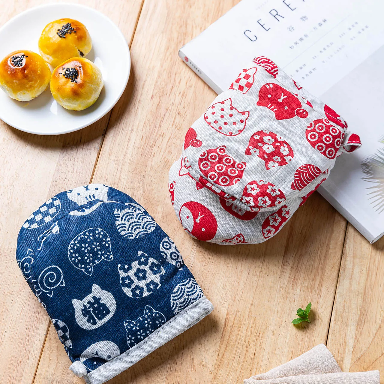 Огнезащитные варежки MONAZONE синего и красного цвета для печи