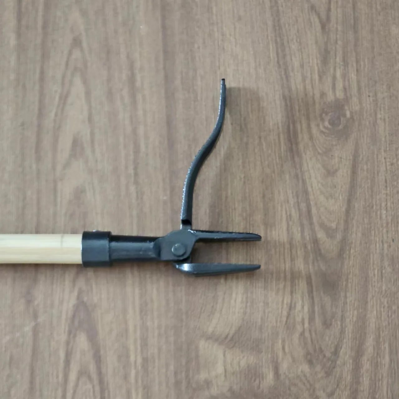 D handle Stand Up Weed Puller with Long Plywood Handle Steel Blade Easily Remove Use it without Bending or Kneeling Softer Groun