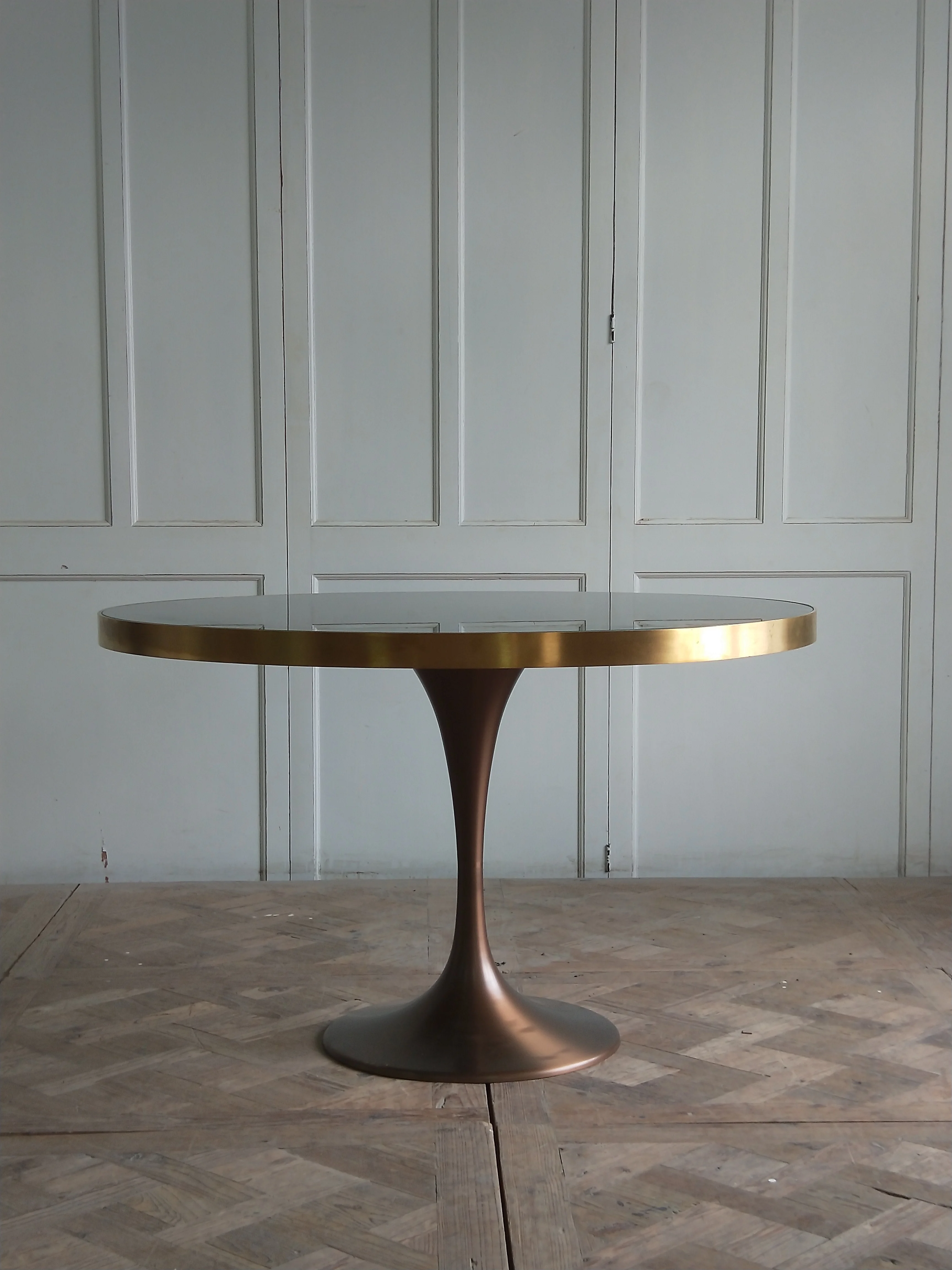 Набор обеденного стола с мраморным верхом и металлической основой для ресторана