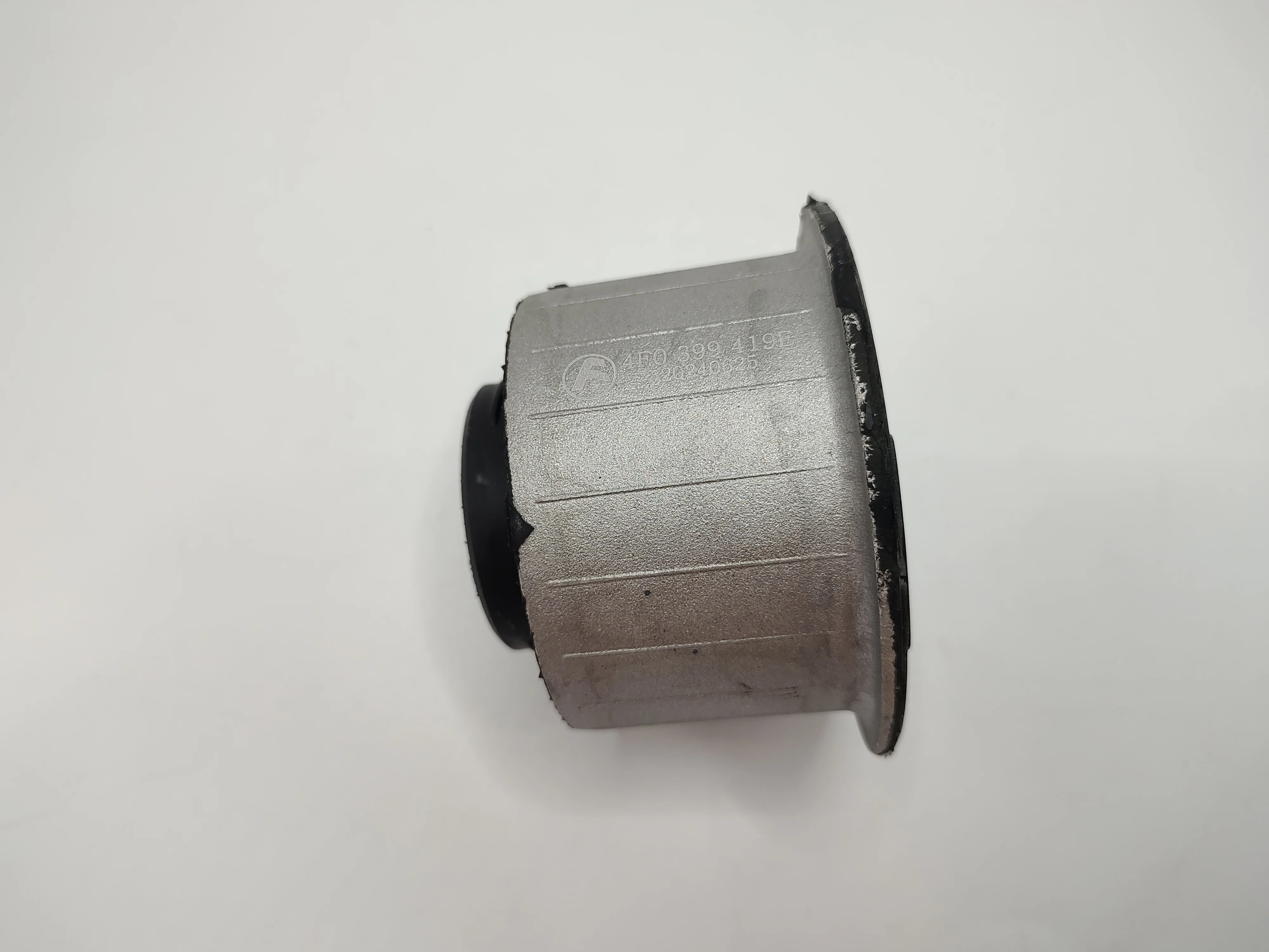 Wholesale Car Accessories Front and Rear Suspension Control Arm Bushing Rubber Mountings 4F0399415C 4F0399419E for Audi A6 A6L