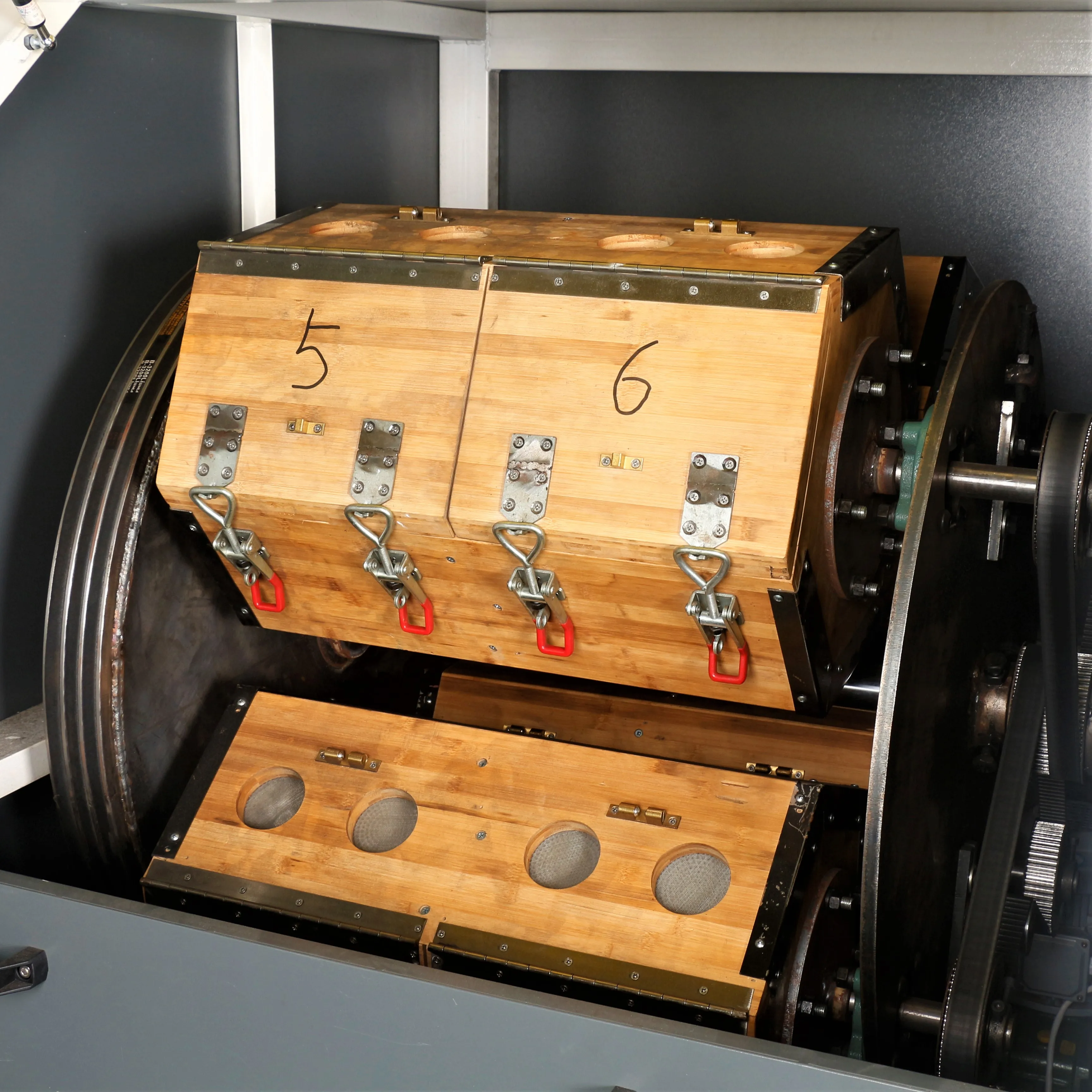 Large capacity high speed centrifugal rotation hexagonal dry rolling machine, small accessories drum polishing machine