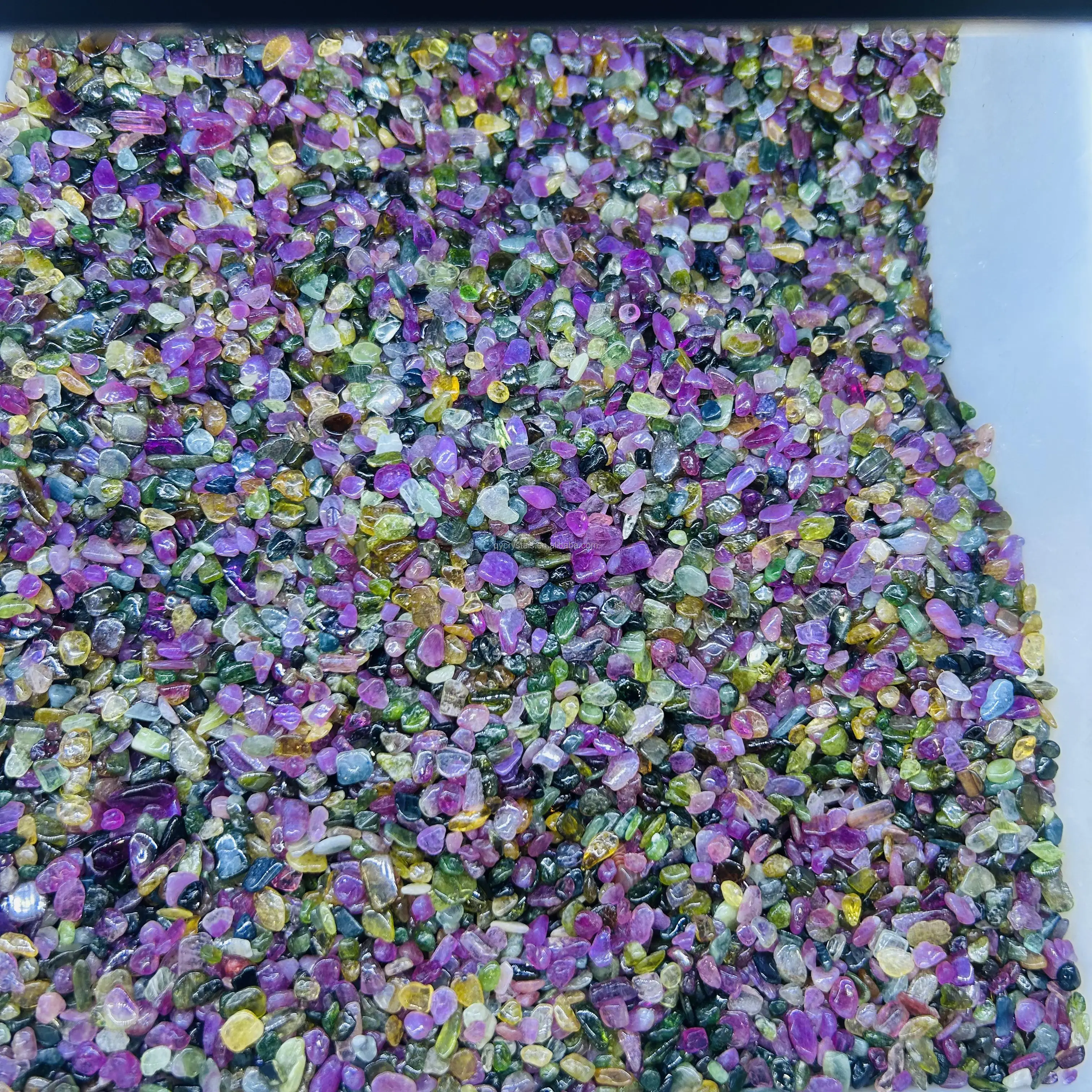 Оптовая продажа высококачественных натуральных красочных турмалиновых чипов лечебный кварцевый гравий Reiki для украшения комнаты