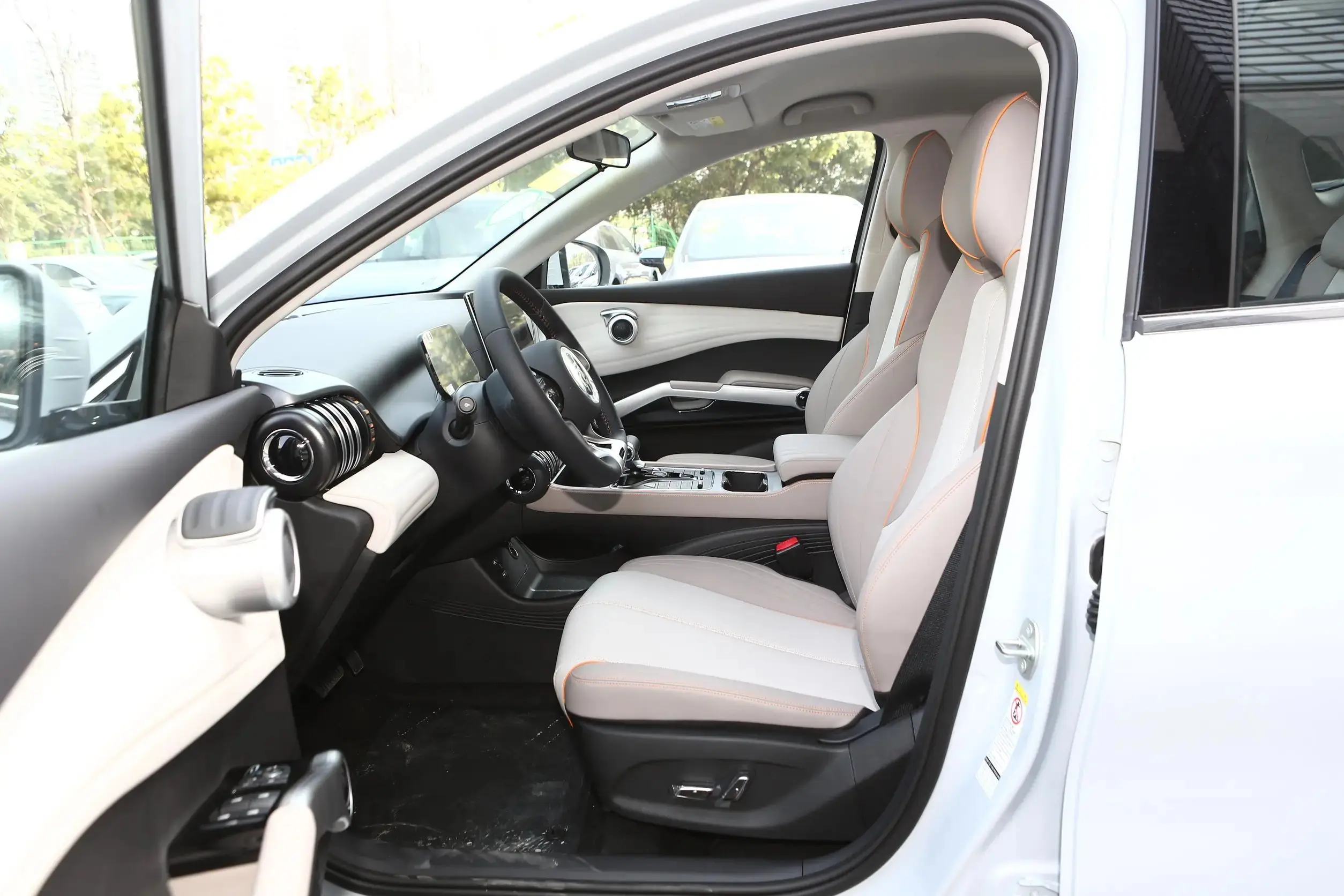 Hot-Selling Made In China Left Hand Drive Luxury BYD Yuan Plus Fast Charging Used New Energy Vehicle