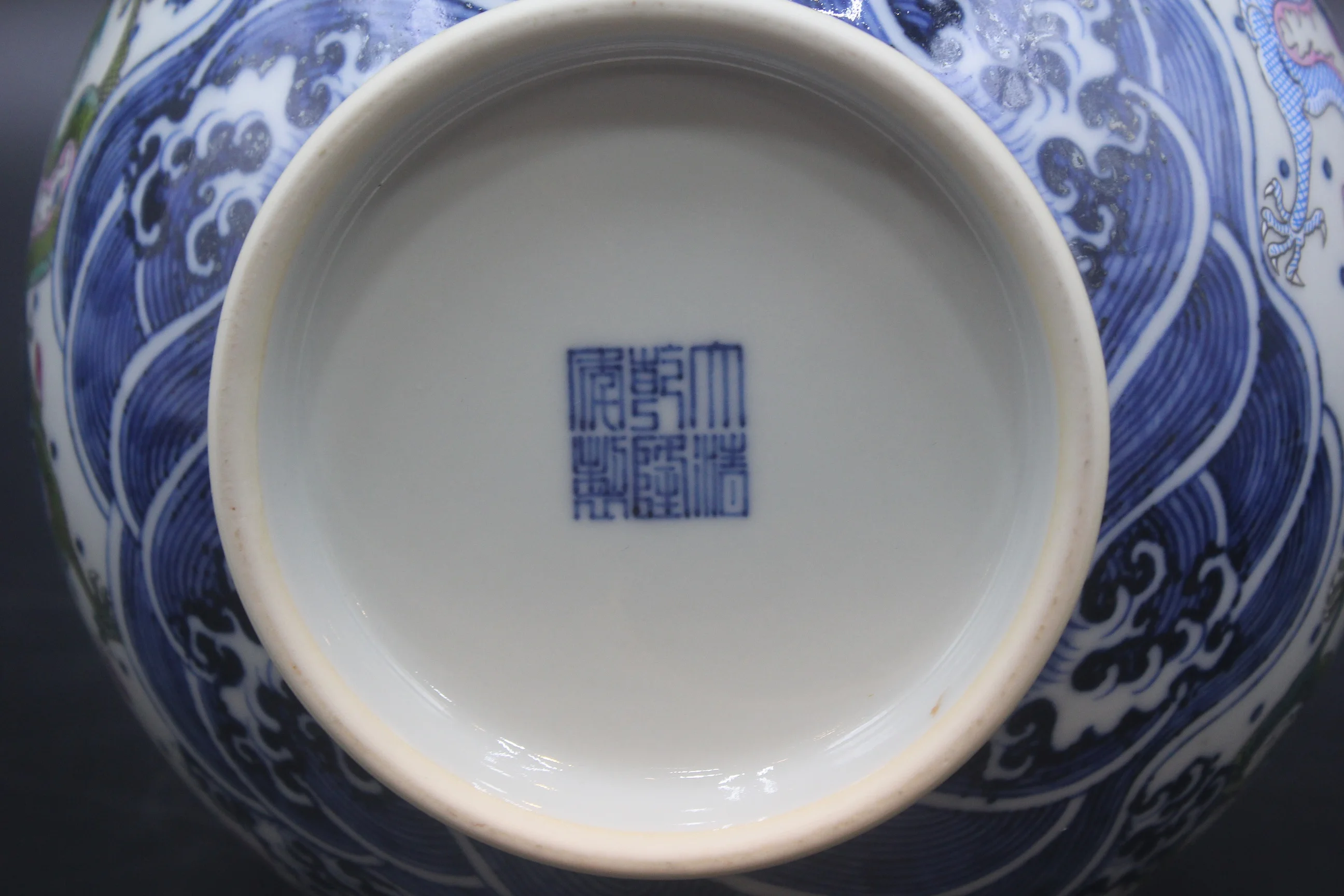 Jingdezhen старинный фарфор с ручной росписью Qing Qianlong: синий и белый Doucai Yunlong узор