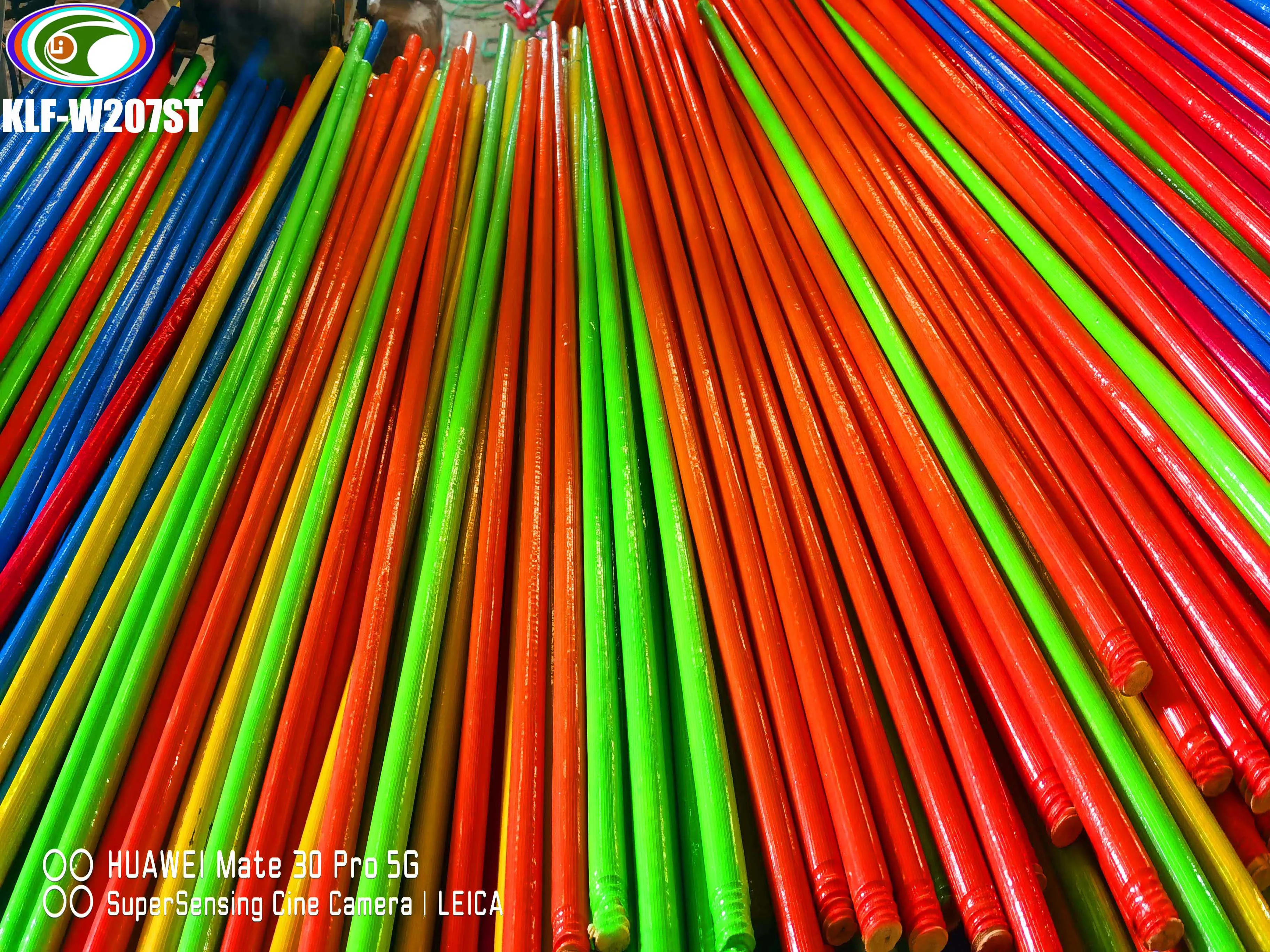 120cm ribbed pvc coated wooden broom handle wooden broom sticks with one end Italian thread and another end plastic  hanger