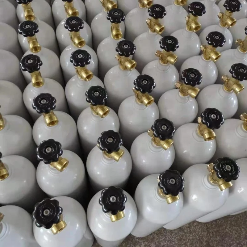 Голубые и белые газовые баллоны 2 л с индивидуальной
