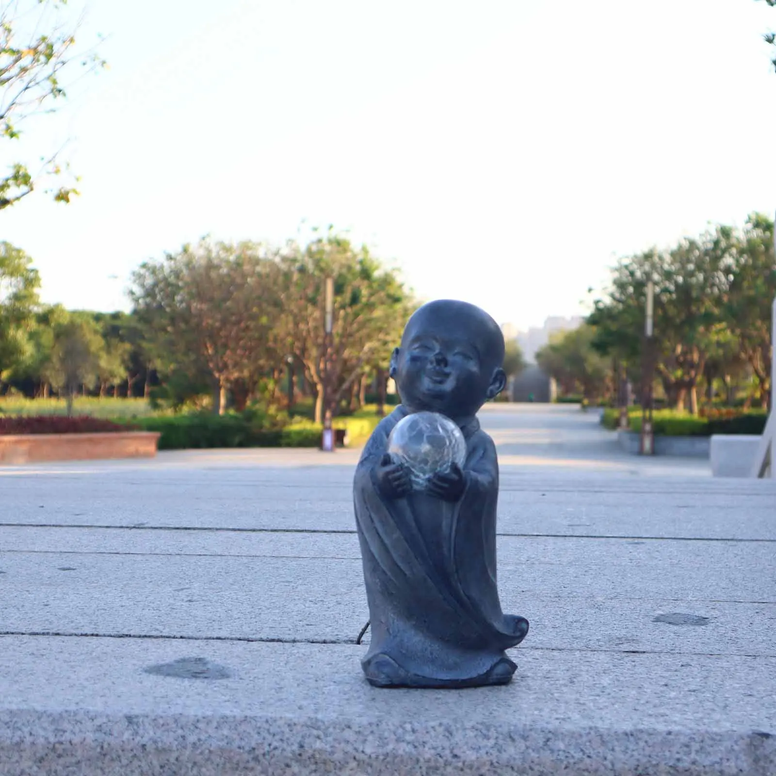 Уличные украшения для двора патио фигурка монаха на солнечной батарее декор медитации Детская статуя Будды