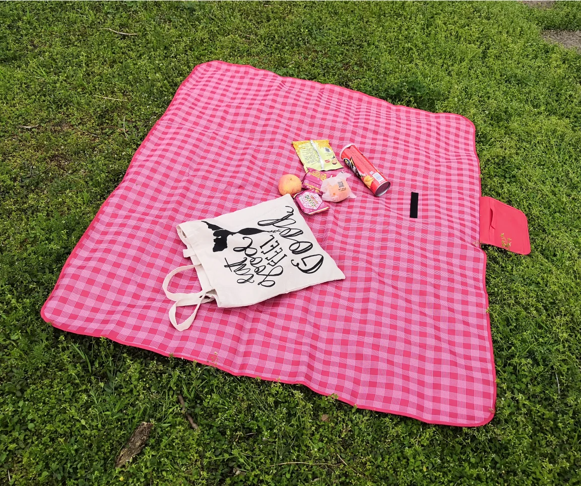 180*145cm  Customized Design Portable Durable Waterproof Picnic Mat With Fold Up.