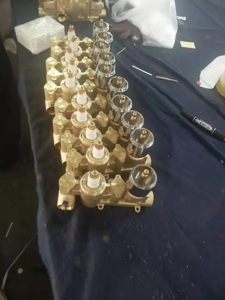 Скрытые Термостатические душевые клапаны WRAS с тремя квадратными