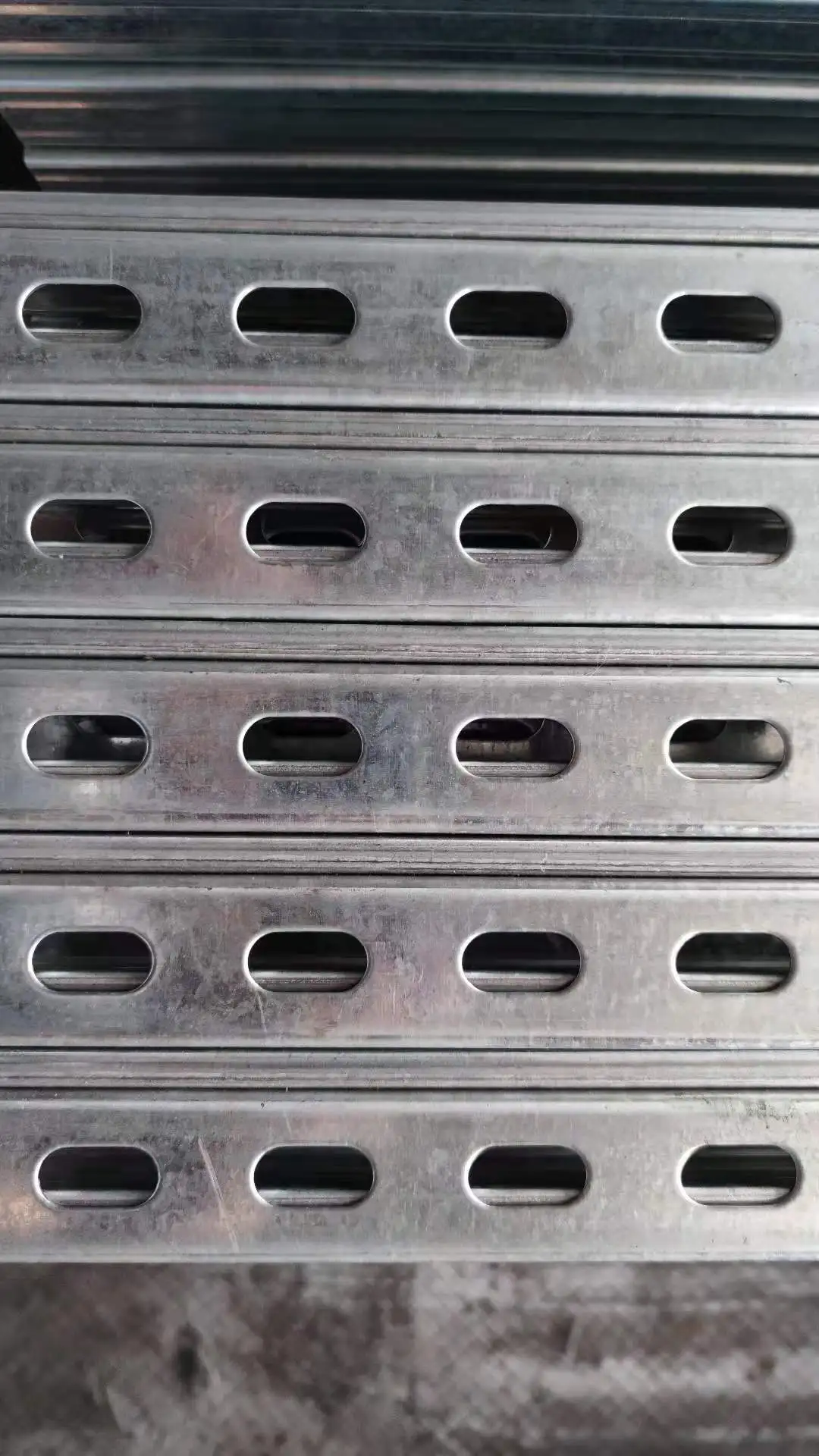 Фабричное производство, различные штамповочные стойки, канал с прорезью 304/316, распорка из стали