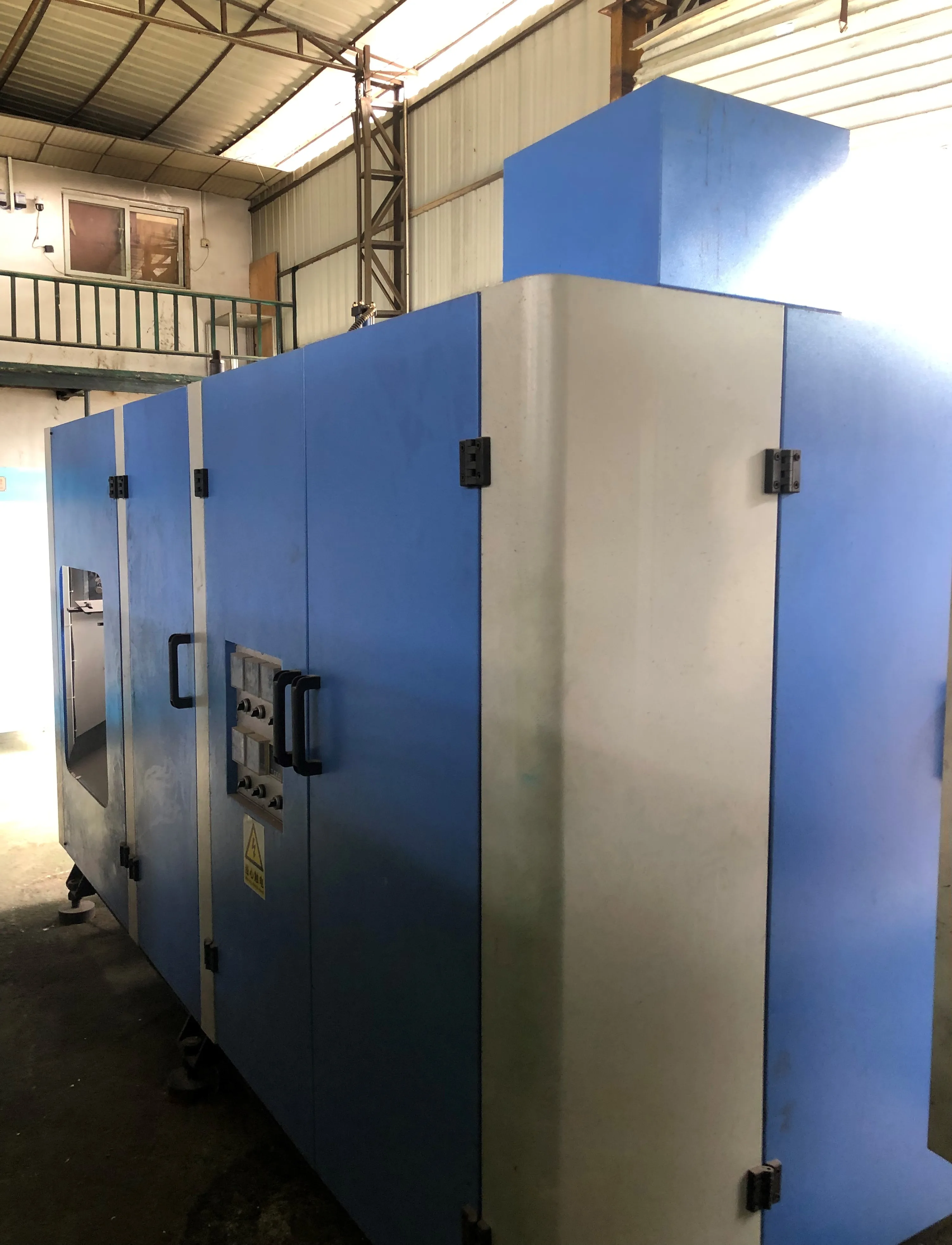 Used Automatic Servo 5 L Plastic PET Blow Molding Machine