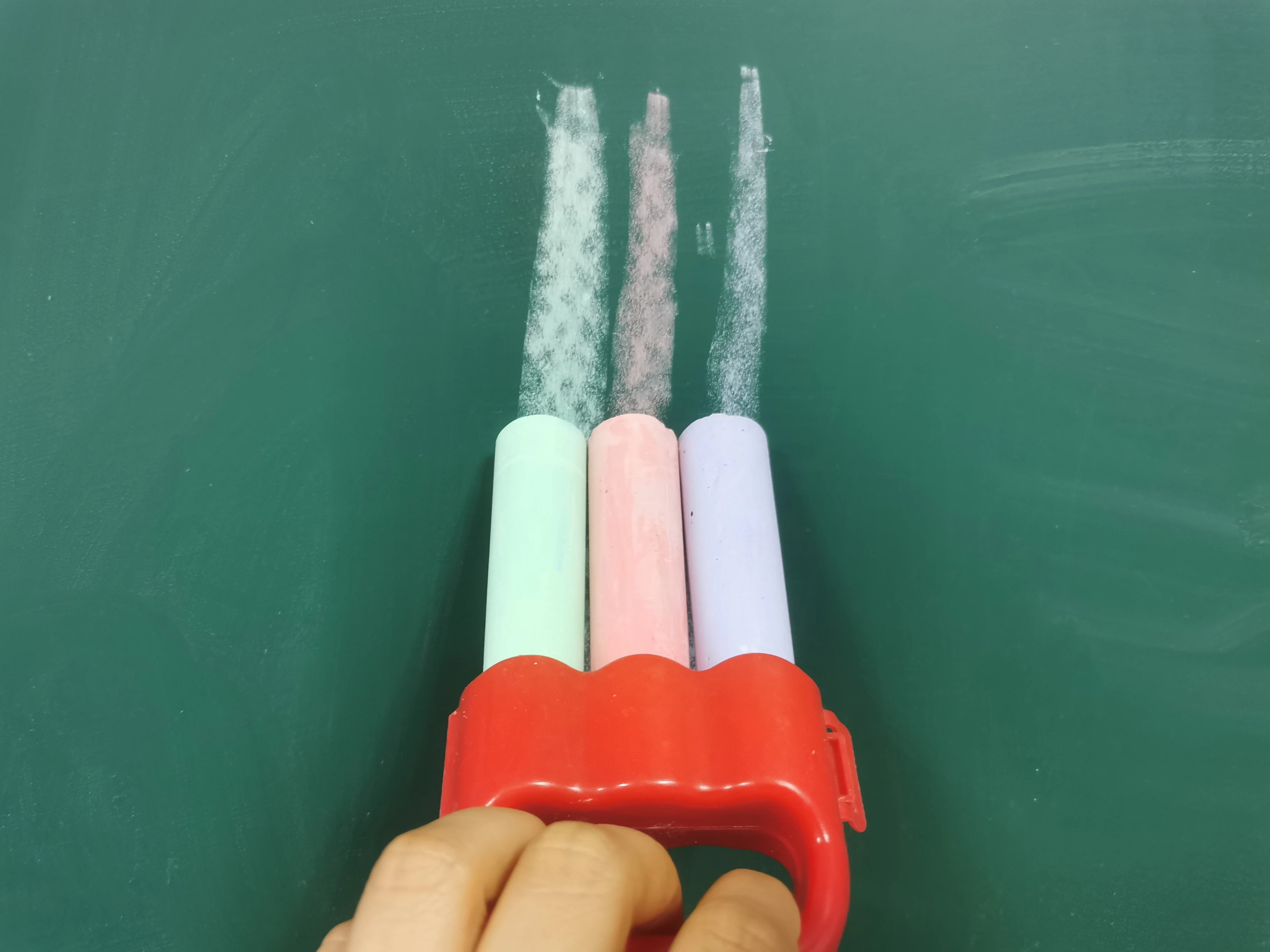 popular 3-chalks chalk holder for school jumbo chalk