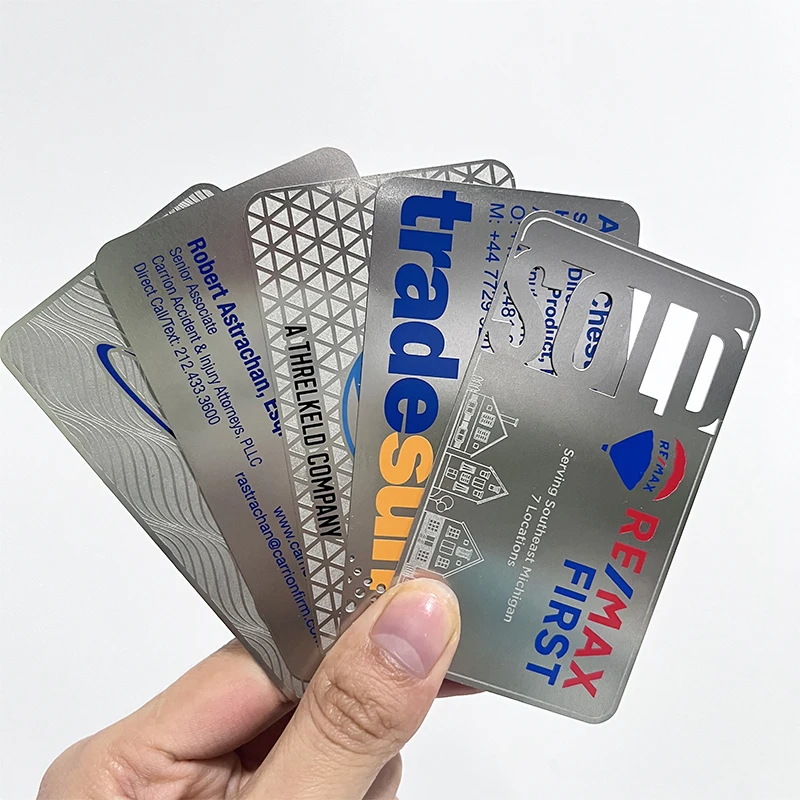 Заводские пользовательские матовые черные металлические карты из нержавеющей стали персонализированные дешевые визитные карточки с гравировкой логотипом