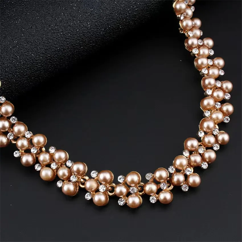 The new pearls are light and luxurious for a niche audience alloy necklace earrings jewelry set