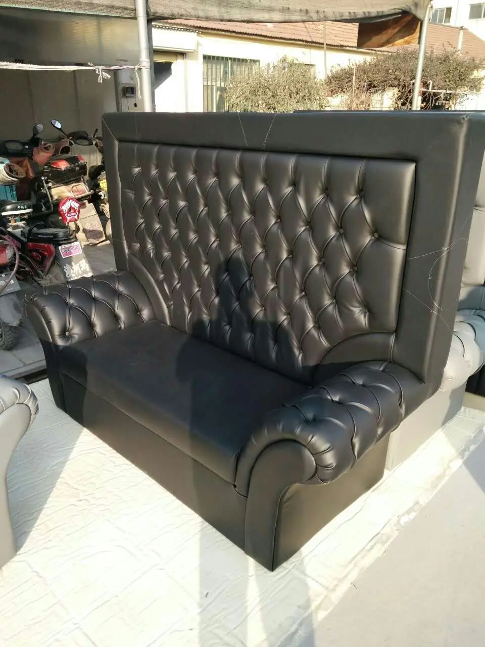 Белый кожаный диван с кристаллическими