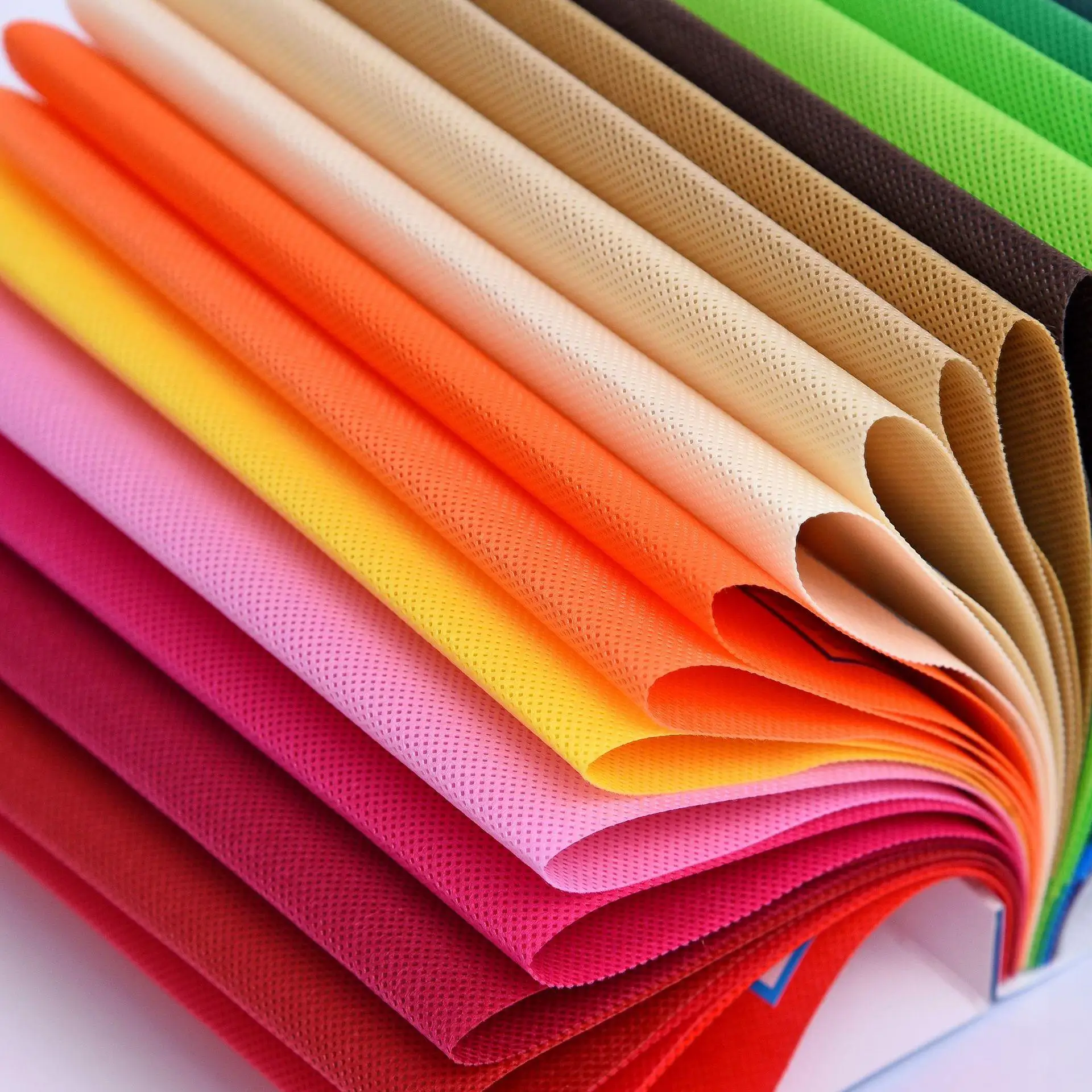  25gsm 30gsm 50gsm 100% pp non сплетенные ткани рулон полипропилен spunbonded нетканый рулонный материал