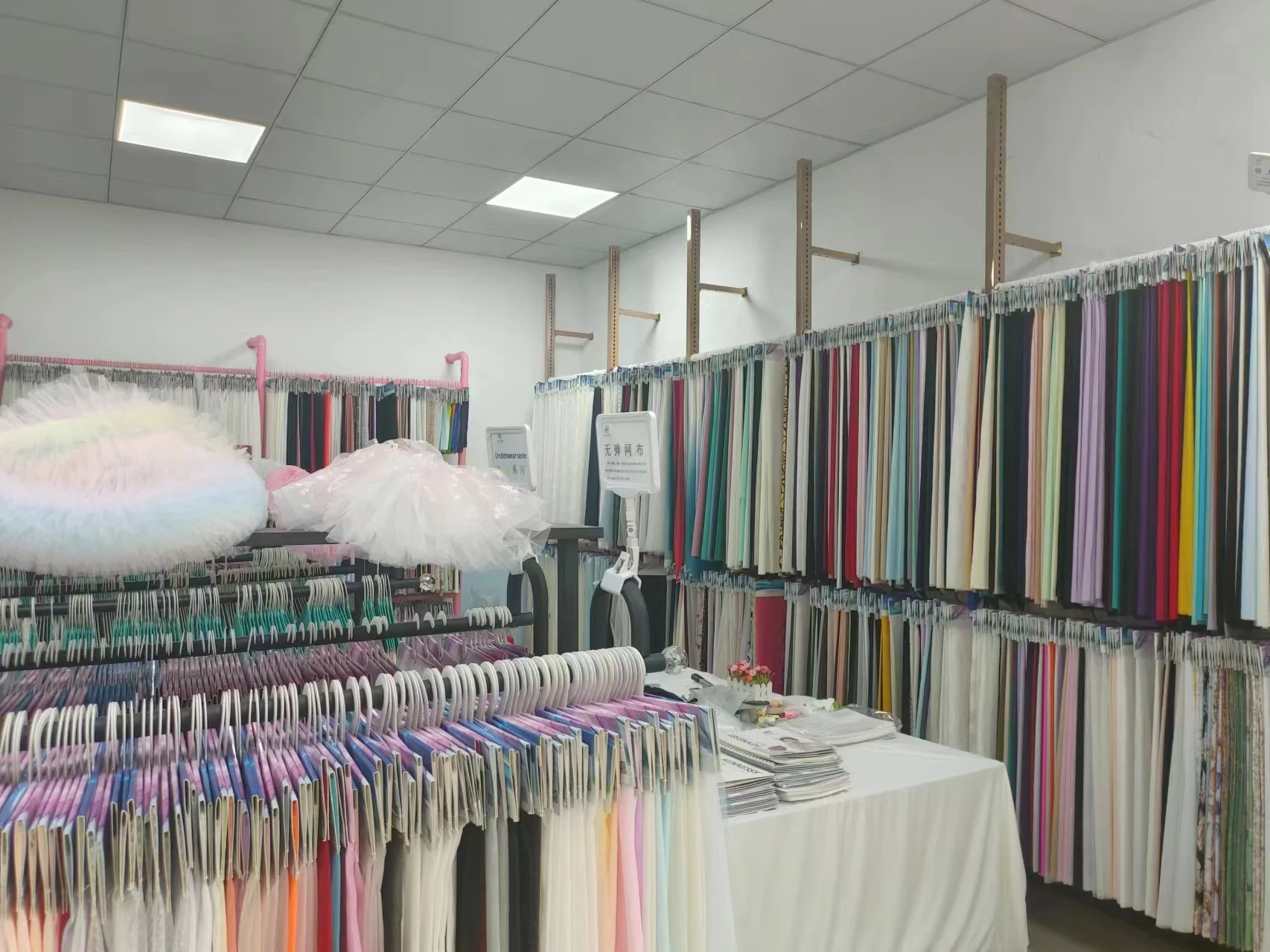 China 100% Spun Polyester Arabic Thobe Fabric Cheap White and Dyed Clothing for Muslim Shirts Robes Dresses Suits for Girls