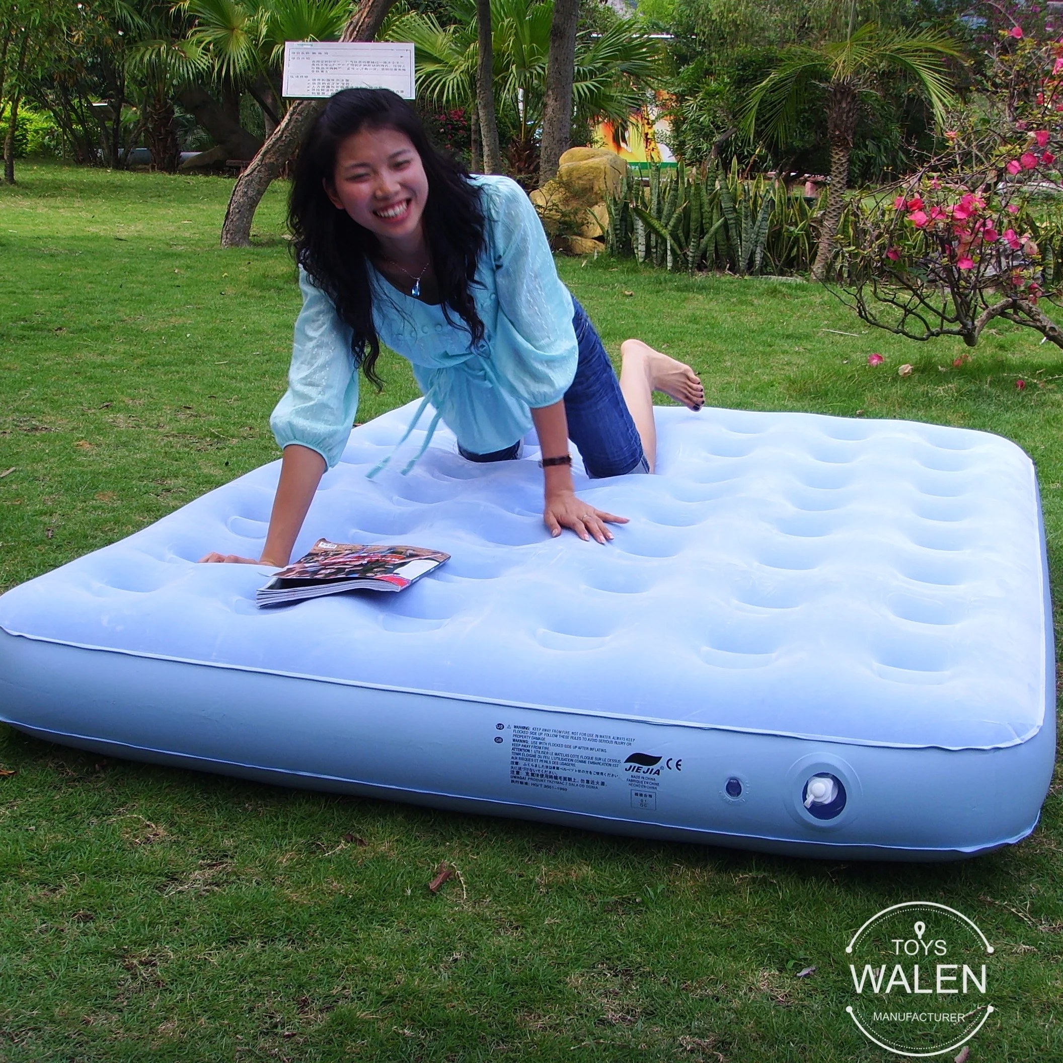 flocked top King size inflatable air matress with built in pump for Living room Bedroom