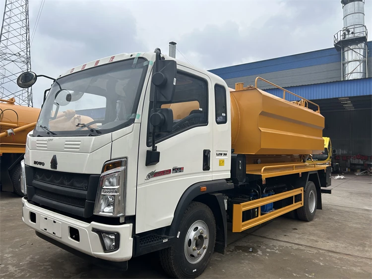 Howo 4X2 Waste Water Tanker Tank Septic Pump Trucks 12000L Vacuum High Pressure Special Sewage Suction Truck