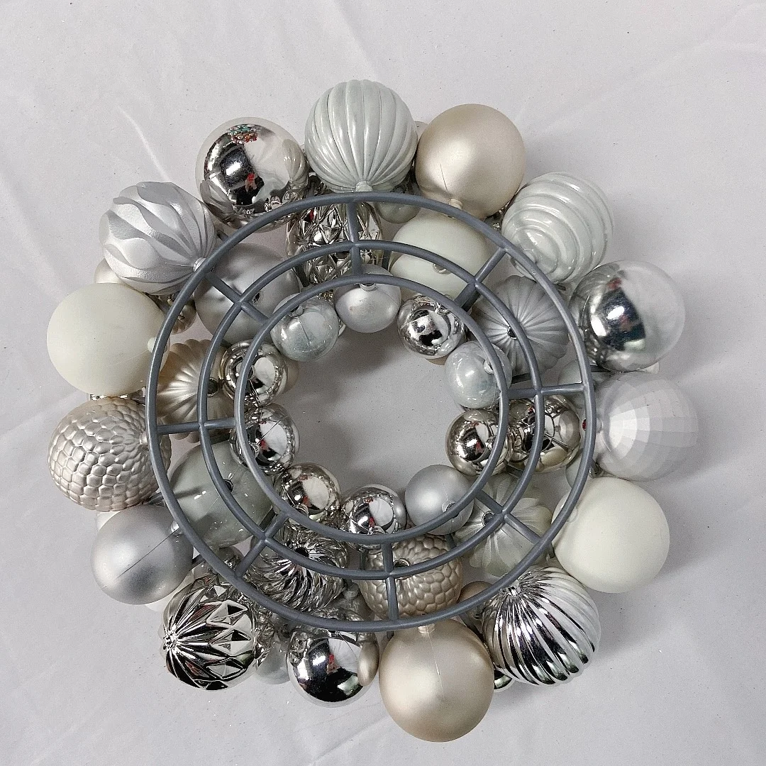 Ssenmasine 13 inch Christmas decoration supplier 33cm bauble wreaths Indoor Christmas Decoration plastic christmas ball wreath