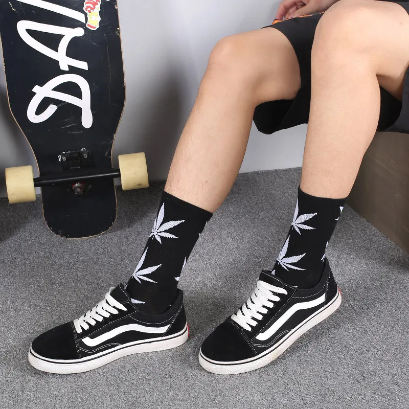 2022 New Arrivals Maple Leaf Weed Pattern Fashion Young Street Skateboarding Custom Cotton Socks Men