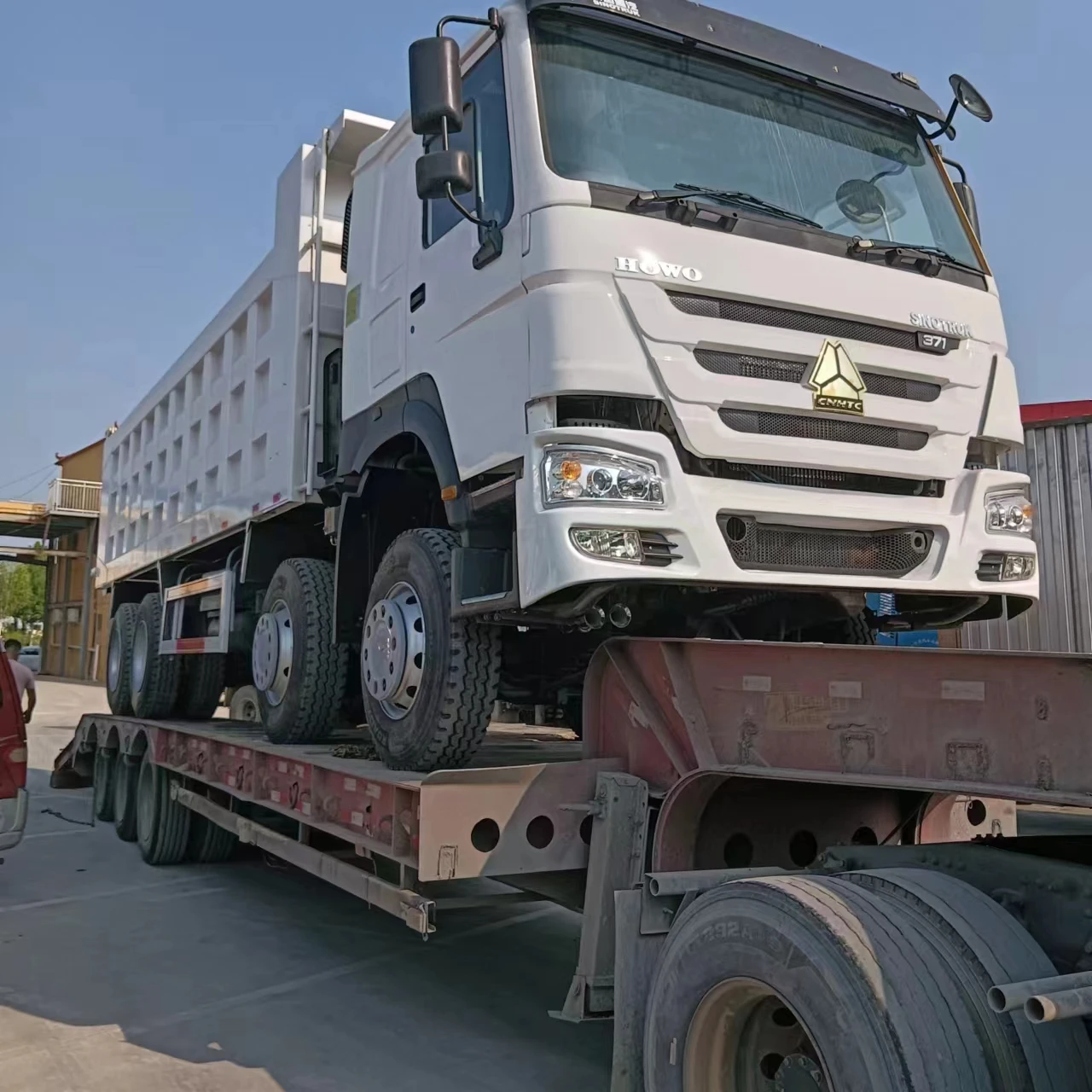 Howo 8x4 Dump Truck with a Load Capacity of 40-60 Tons, 12 Wheel Dump Truck, Right-hand Drive Cab for Sale