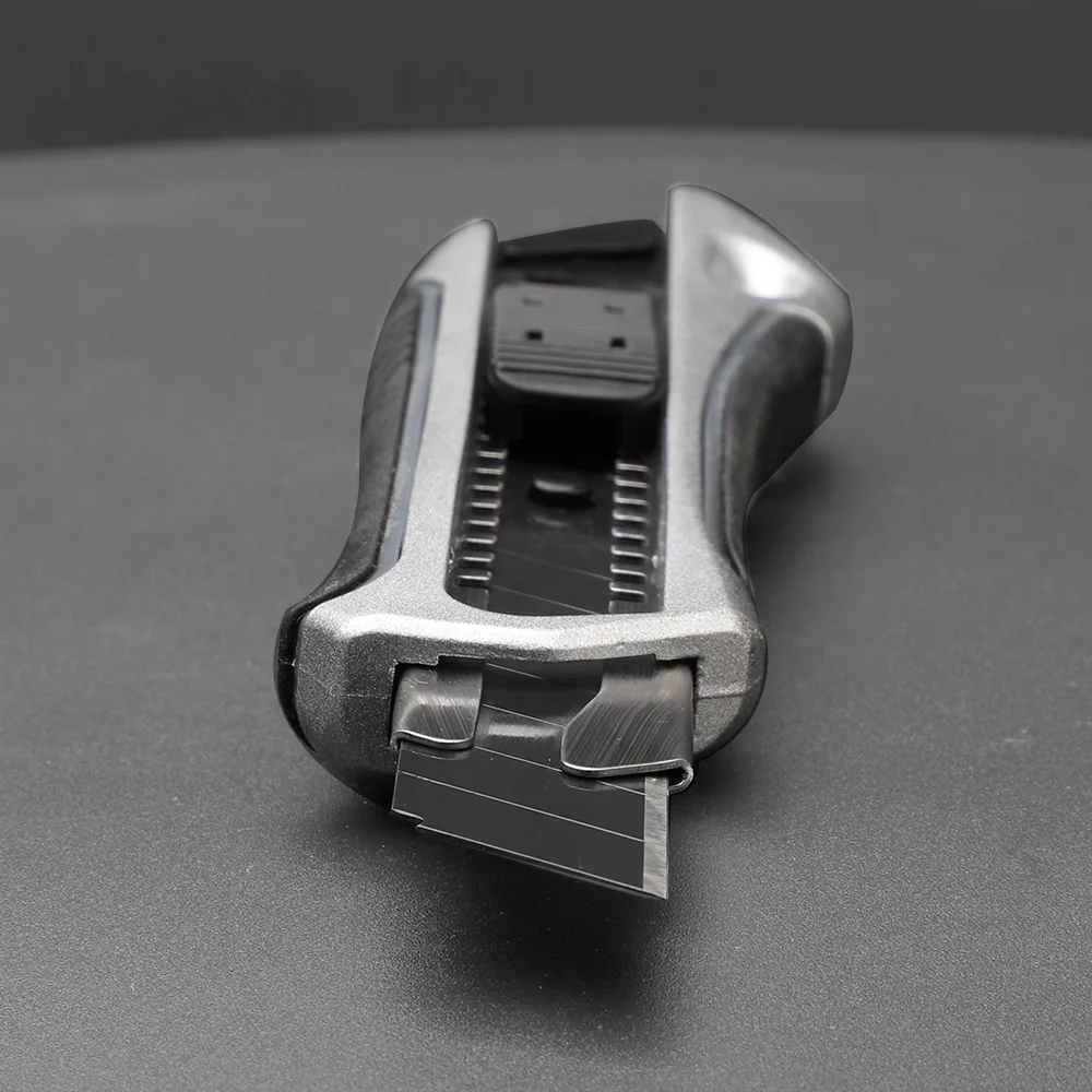 Zinc alloy tool holder for heavy duty tool knives with 0.7in wide blades