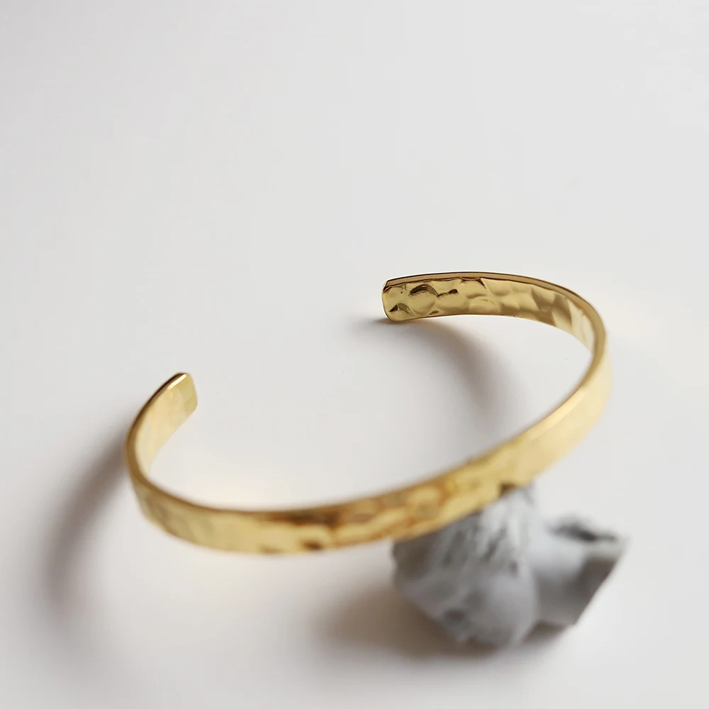 Aretas Custom Logo Vintage Gold Metal 18k Stainless Steel Jewelry Irregular Texture Hammered Open Cuff Bracelet Bangle For Women