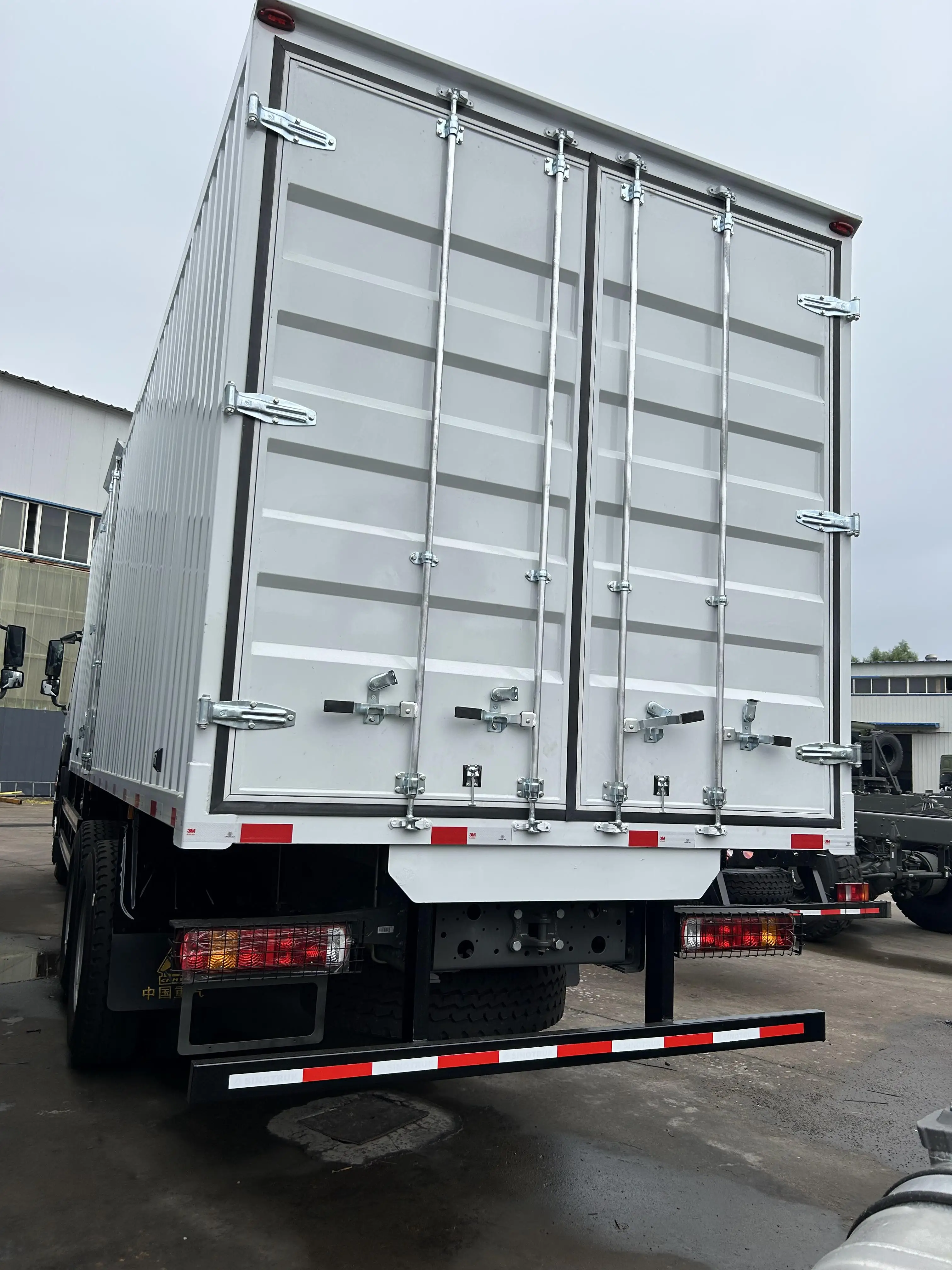 400HP 30T 40T 10 Wheels 7.5m 8.2m 9.5m Van Cargo Truck