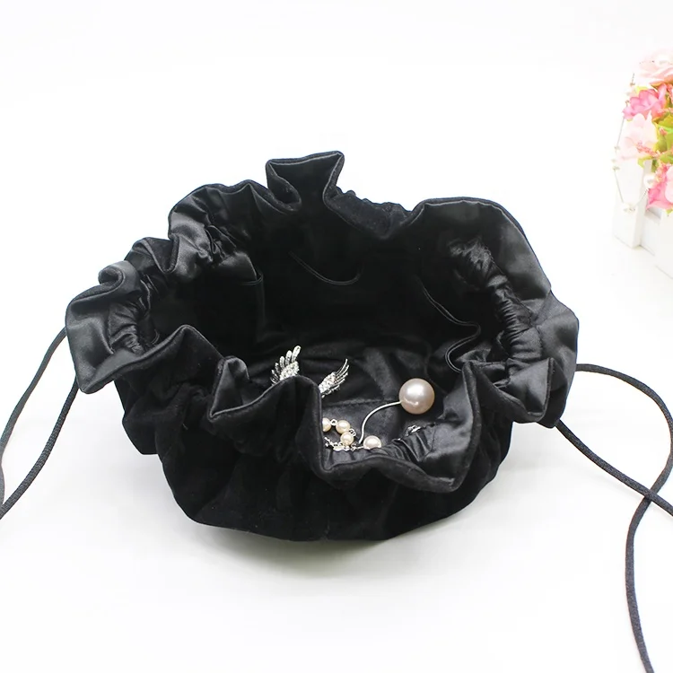 2021 Fashionable Hot Selling Black Jewelry Packaging Drawstring Makeup Bag Velvet dice bag