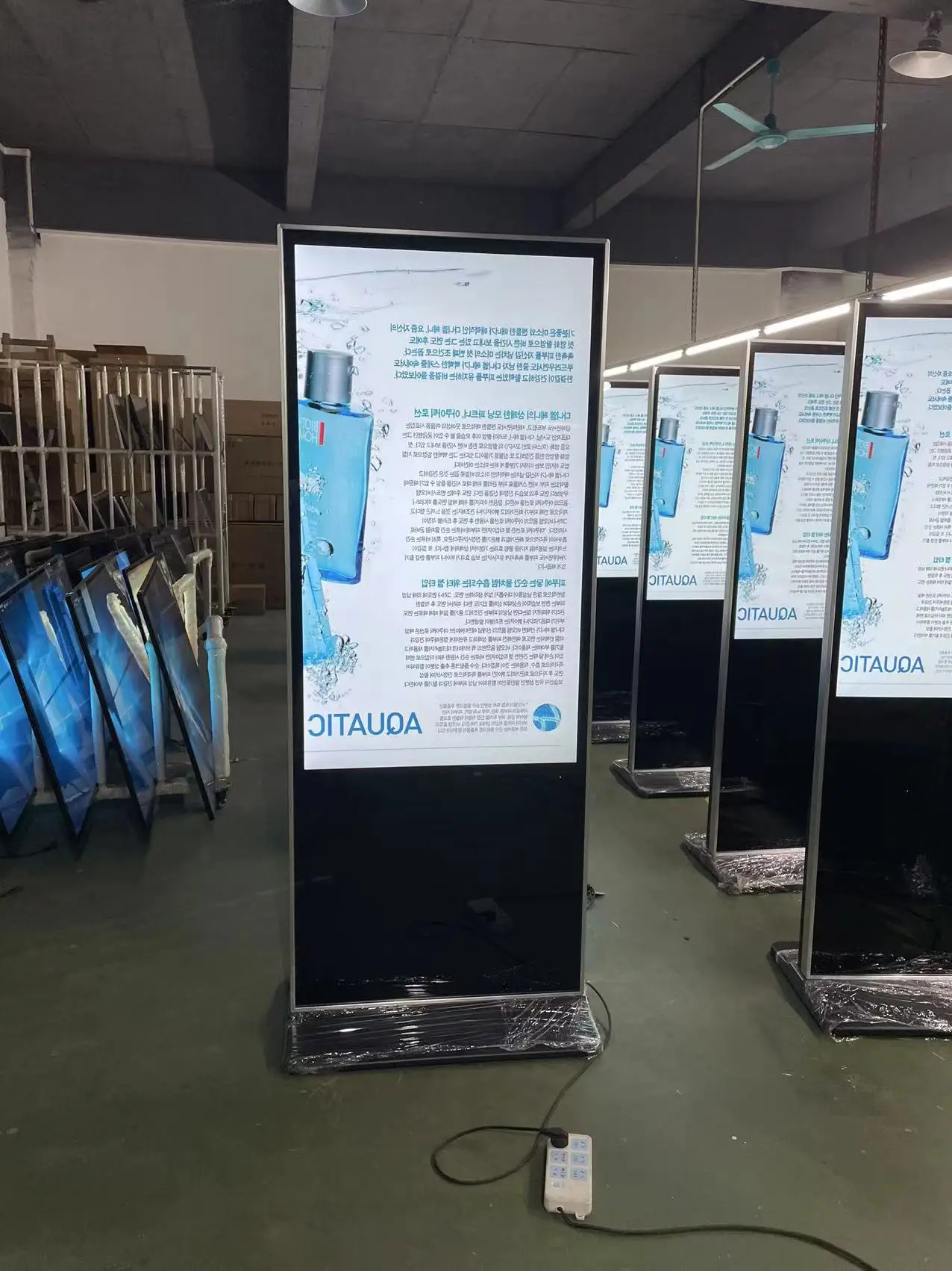Digital signage manufacturer strong quality 32 43 50 55 inch LCD advertising display free standing indoor digital totem kiosk