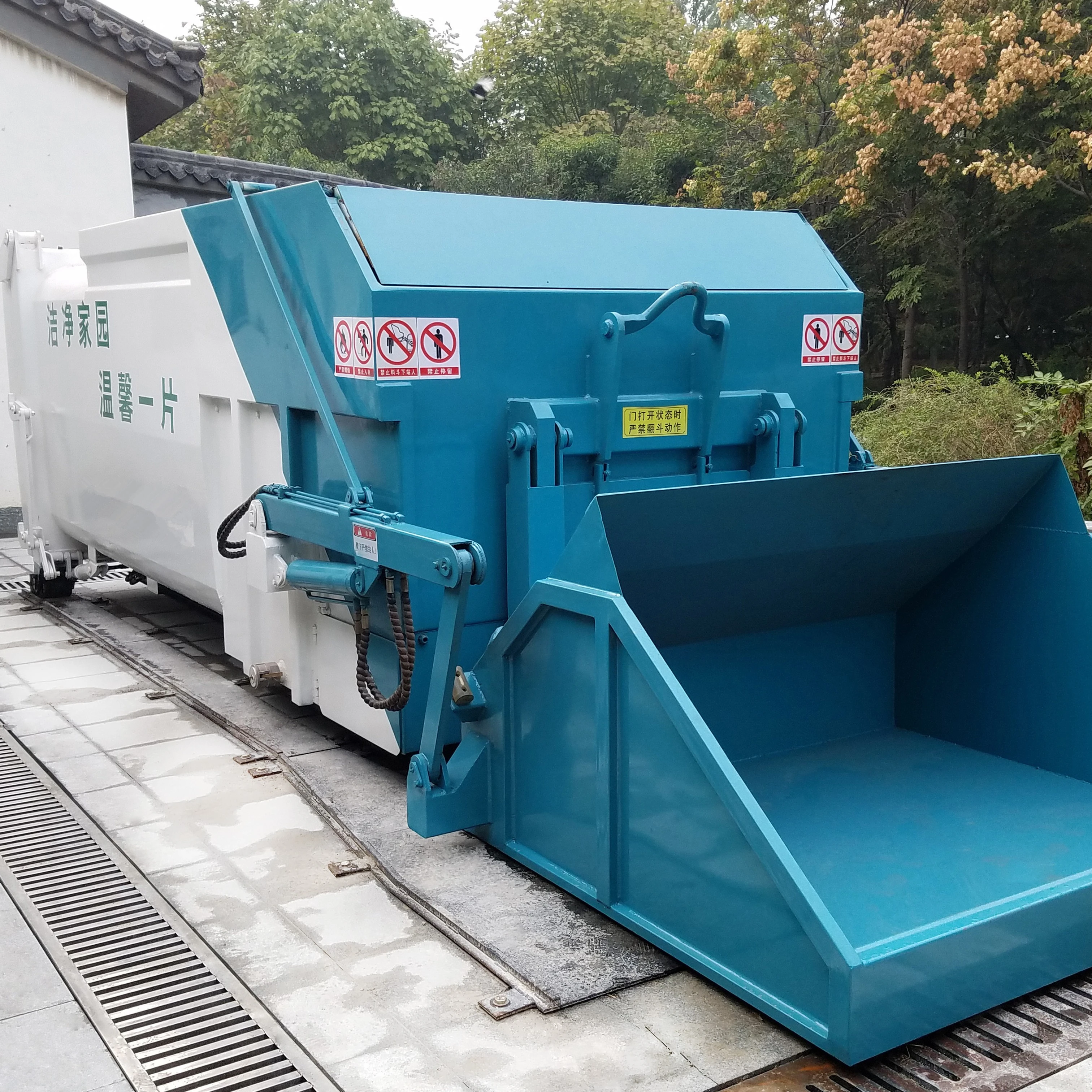 Sanitation Machinery Compacted Garbage Truck 9 m3 Refuse Compactor