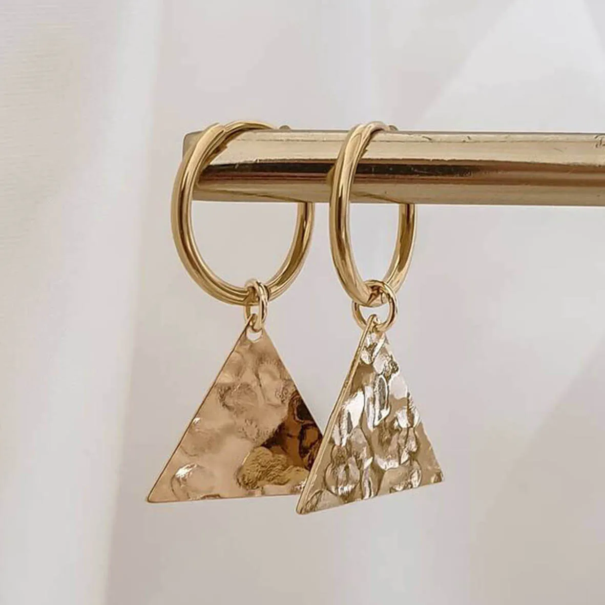 Серьги-подвески треугольные из серебра 925 пробы с золотым покрытием и оливковой веткой