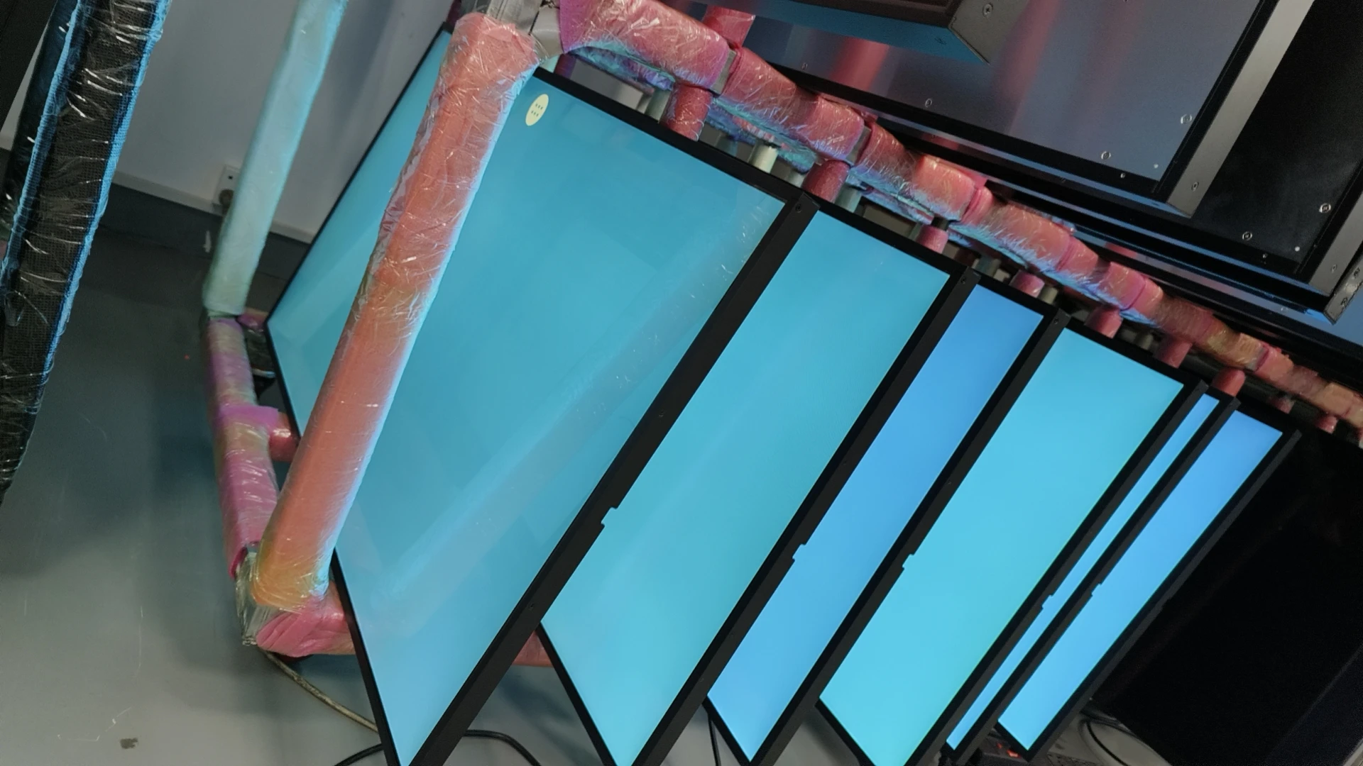 32 Inch 400 nits  700 nits Indoor Lcd Displays  Ultra thin shell with a thickness of 20mm Digital Signage