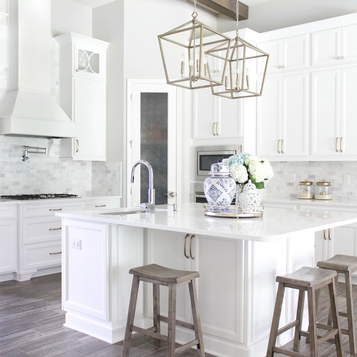 Fashion Solid Wood Kitchen Cabinet Natural Oak Door Finish Cabinet In Foshan