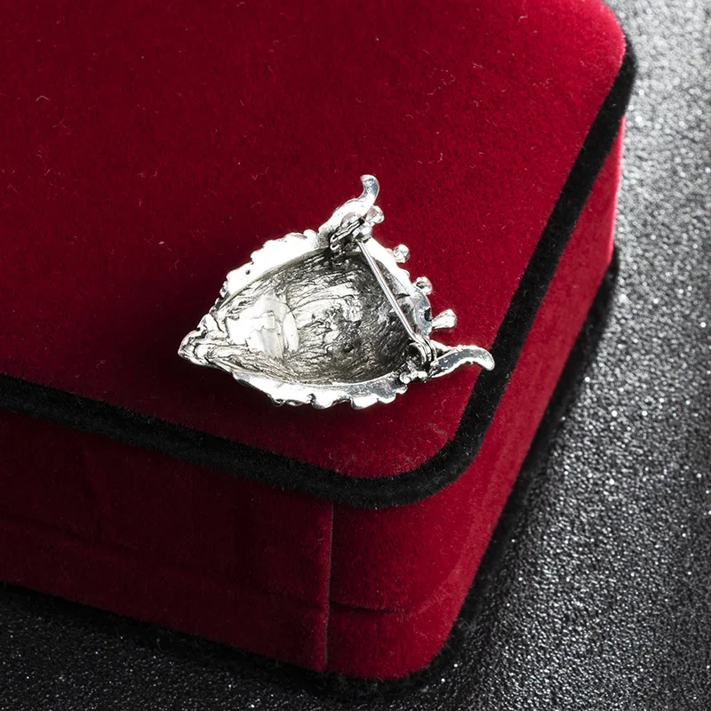 Retro Vintage lapel pin brooches lion head encrusted drill pin male lady suit decorative medal crystal brooch pins