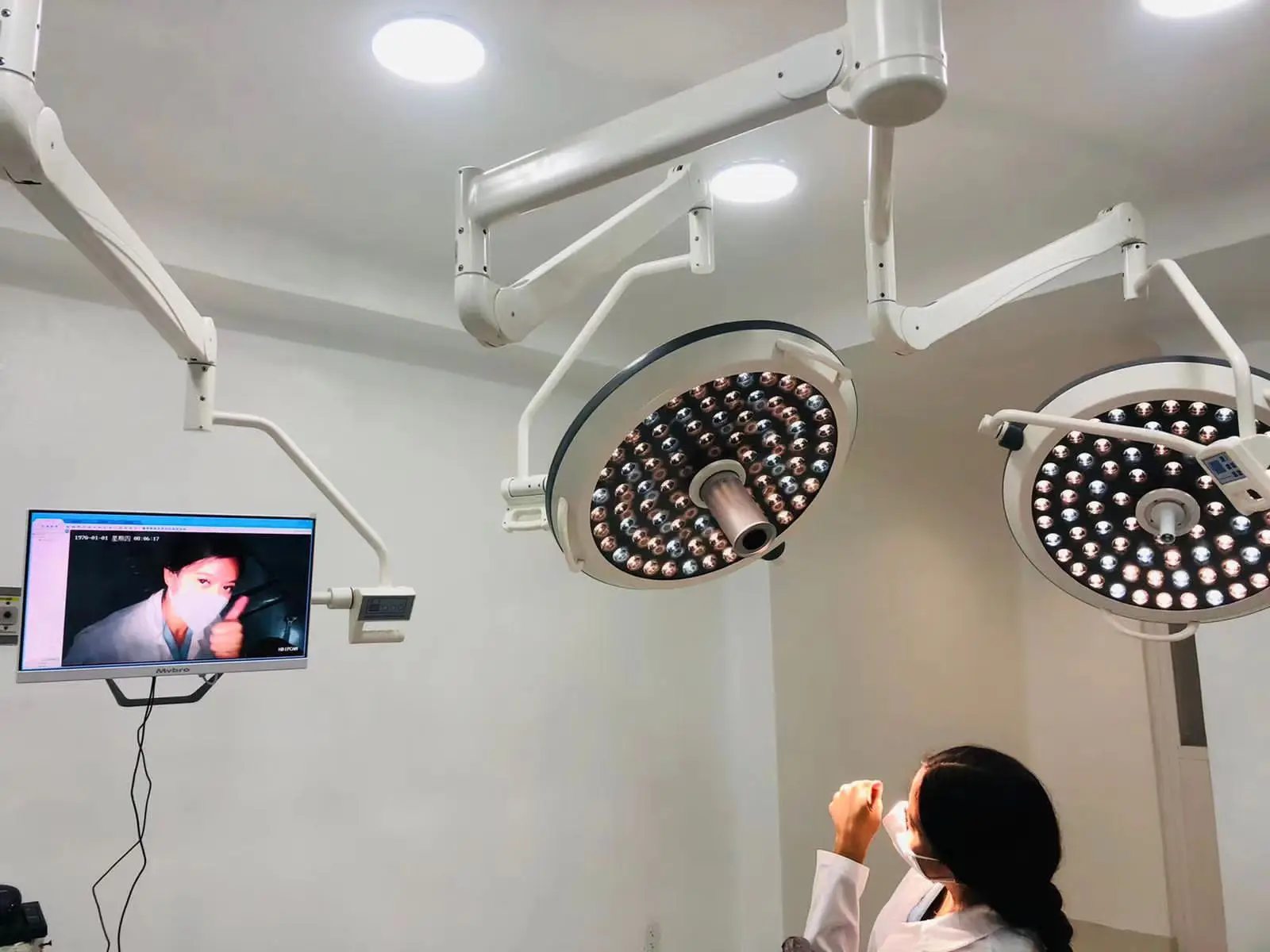 Medical Equipment Surgical Medical LED OT Shadowless Light With HD Video Camera System and Display Arm