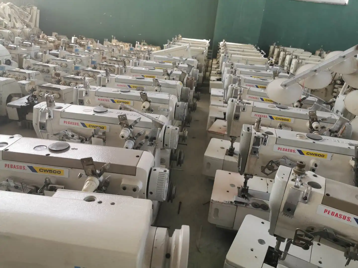 Used Pegasus W500 Flat bed Coverstitch 3-Needle Elastic Attaching Industrial Sewing Machine With Good Quality