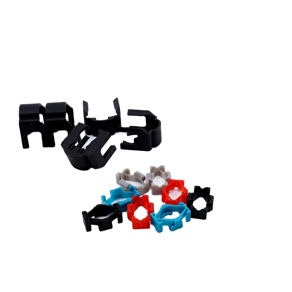 Self-locking buckle of a variety of automobile pipe joint dust cover quick connector