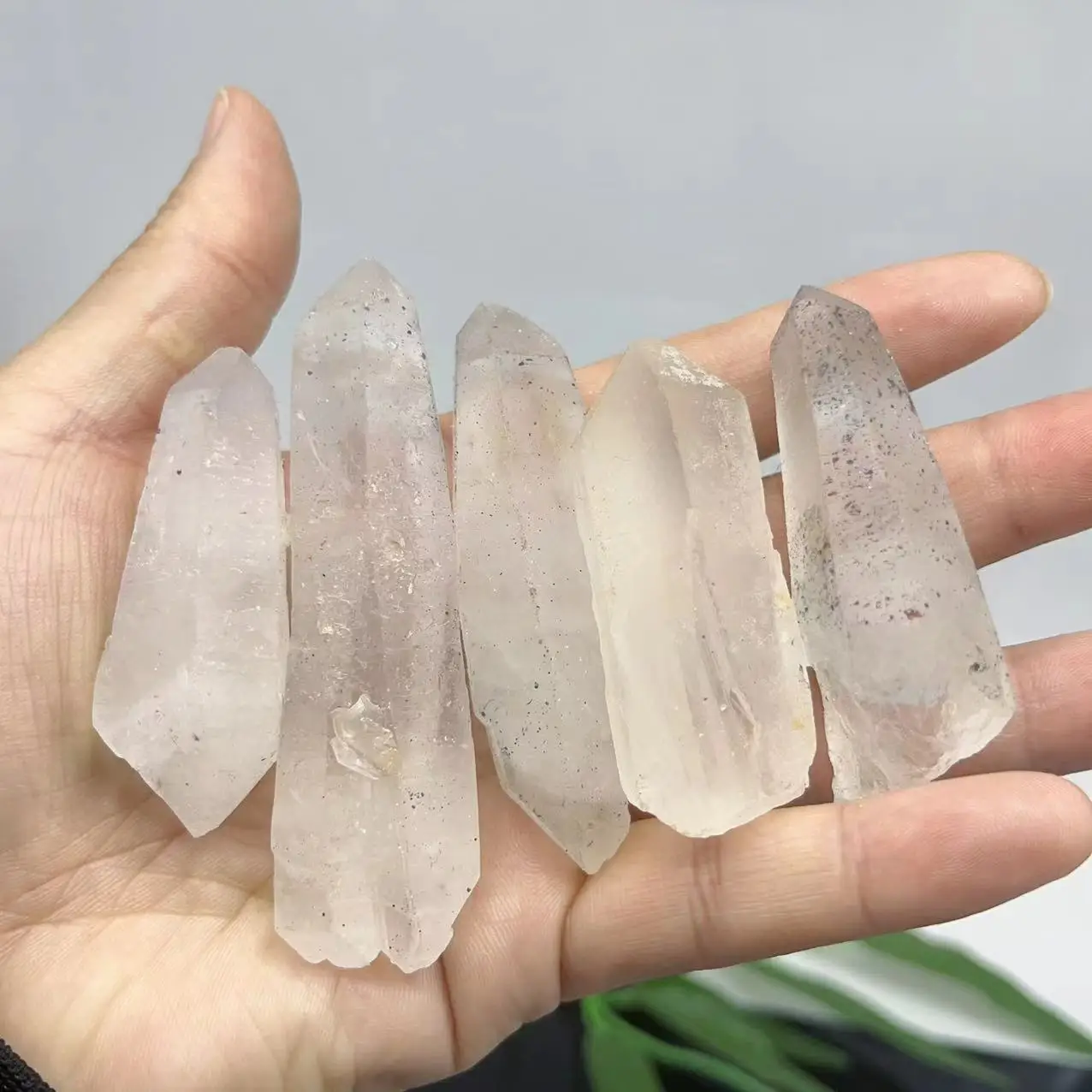 Wholesale Natural Rough Clear Quartz Point Raw Quartz Point Reiki Crystal Healing Stone For Friend Gift and Decoration