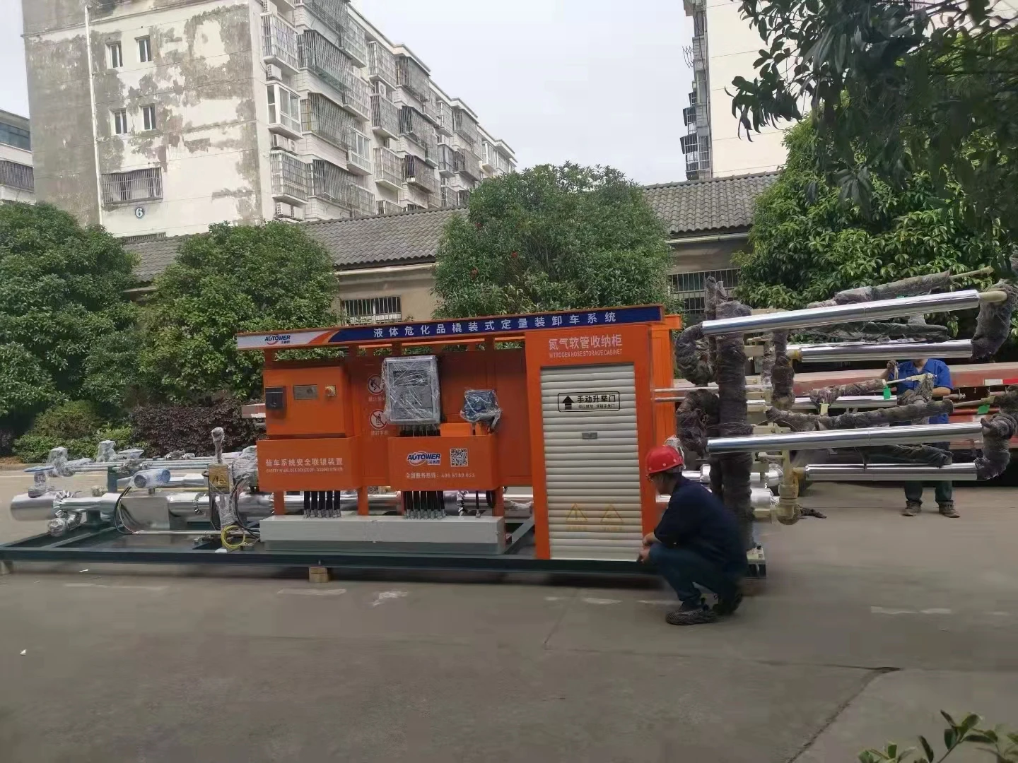 Multi-station hydrogenation metering skid mounted filling system with loading arm for loading/unloading chemical liquid
