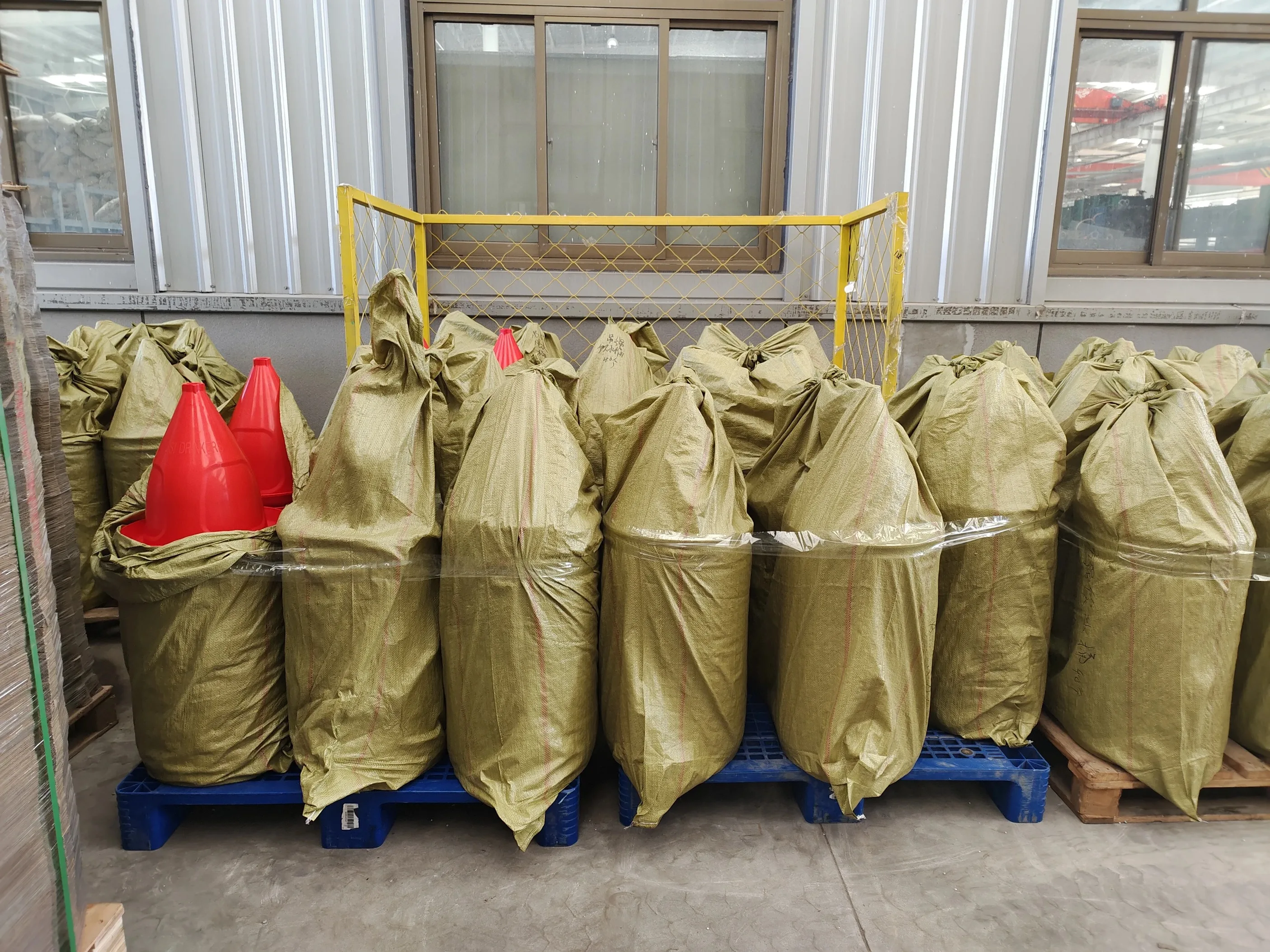 Новый продукт кормушки для бройлеров и поилки автоматическая поилка домашних животных