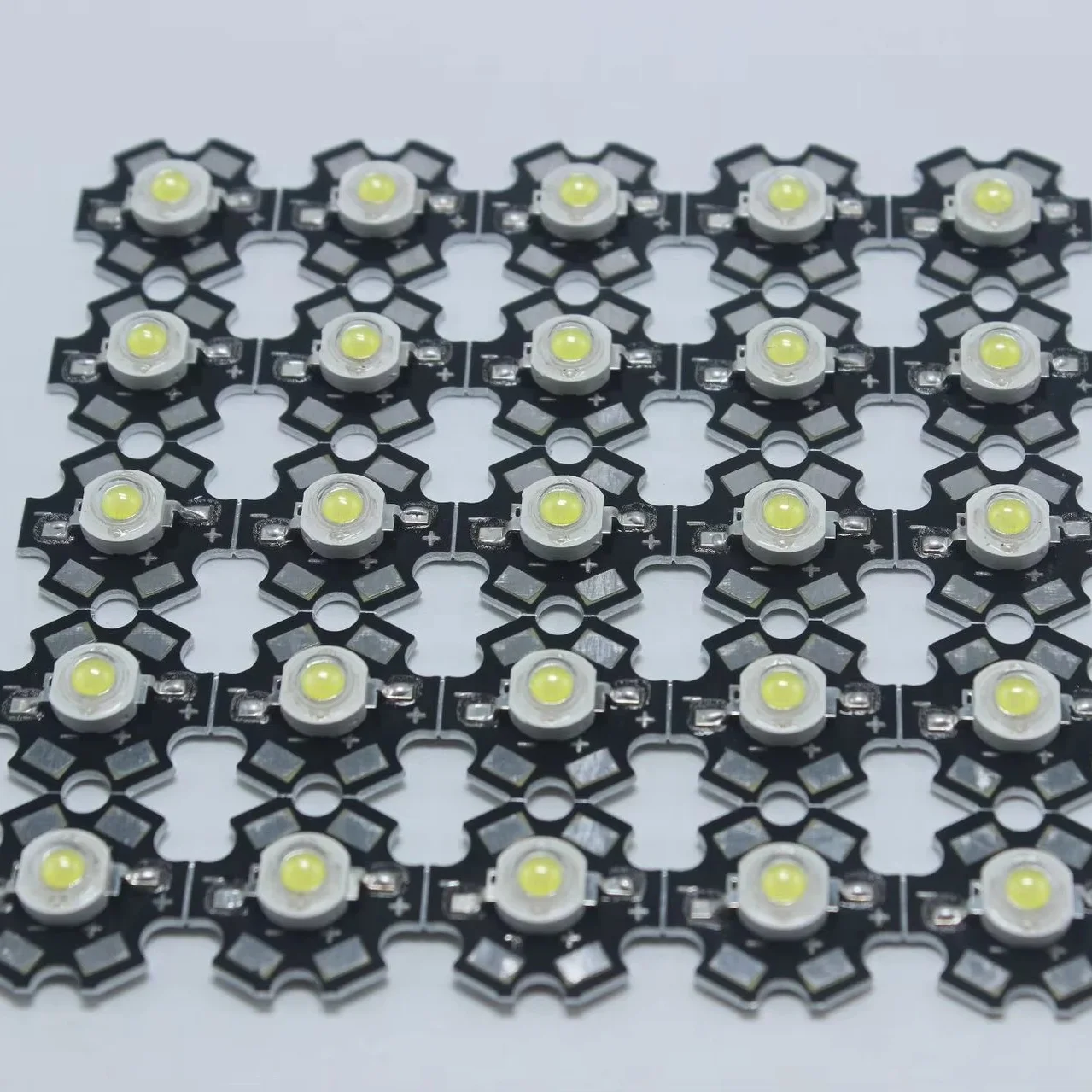 Factory Sale High Power 1w 3w Led Chips 3v 3000k 4000k 660nm Red Lamp Bead with 20mm Star Aluminum PCB heatsink For Torch Light