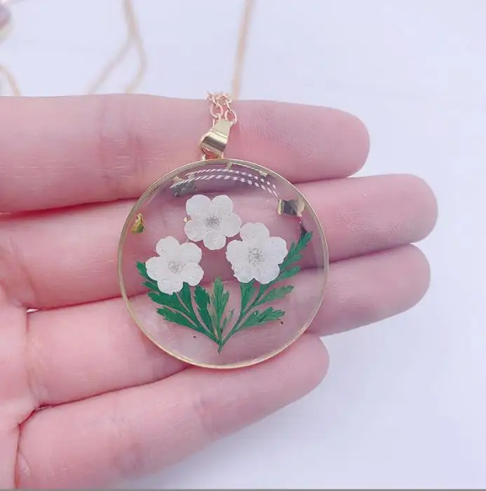 Resin dried flower pendant necklace Titanium steel gold round pendant necklace for women