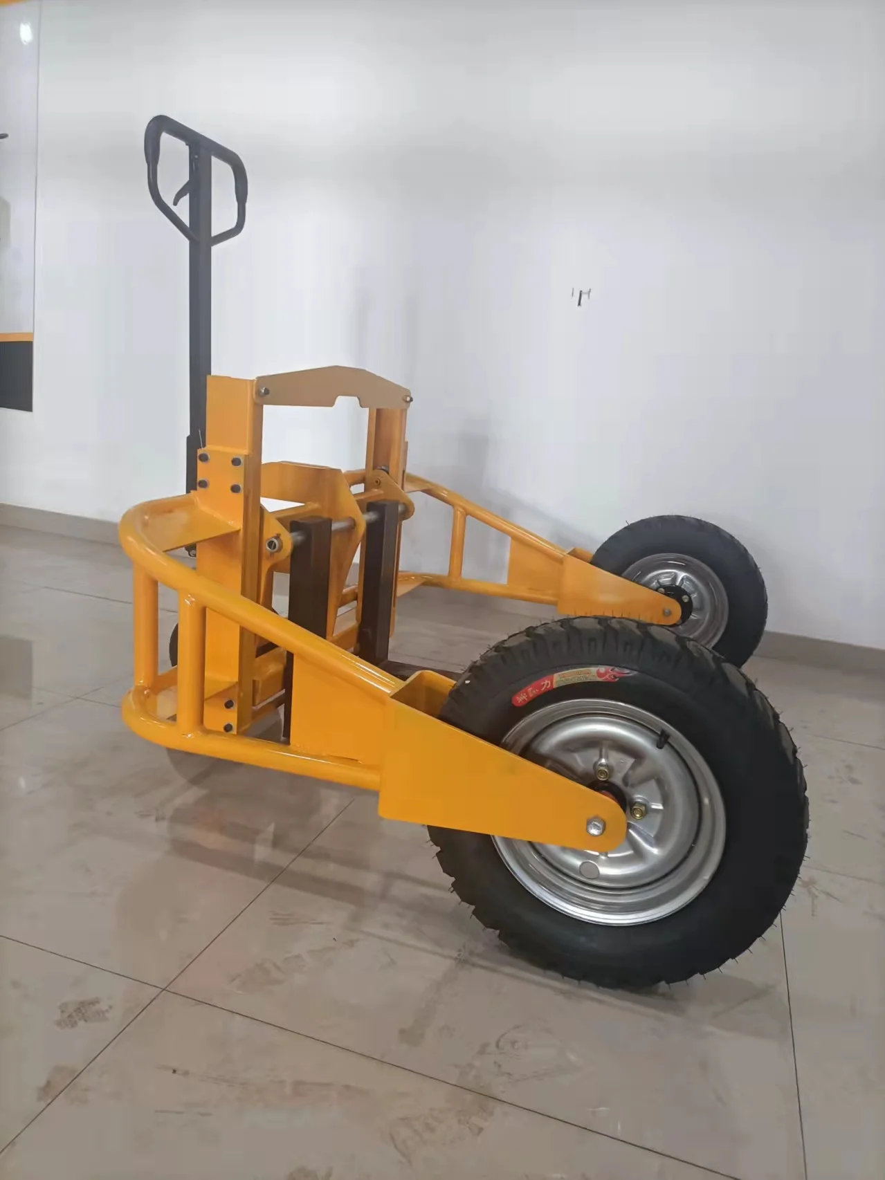 Outdoor rough terrain pallet truck for building site