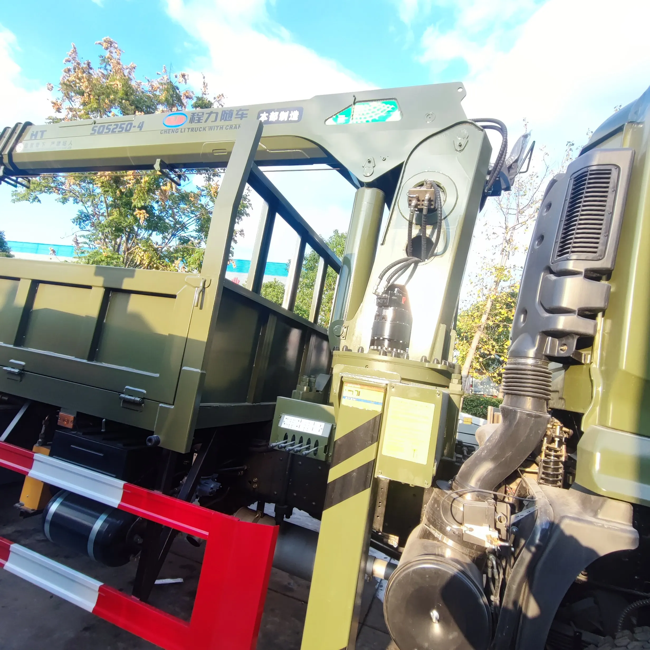 DONGFENG 4*4 Truck with Crane All Terrain Hydraulic Truck Crane Cheap 12 Ton Lorry Crane Truck Mounted